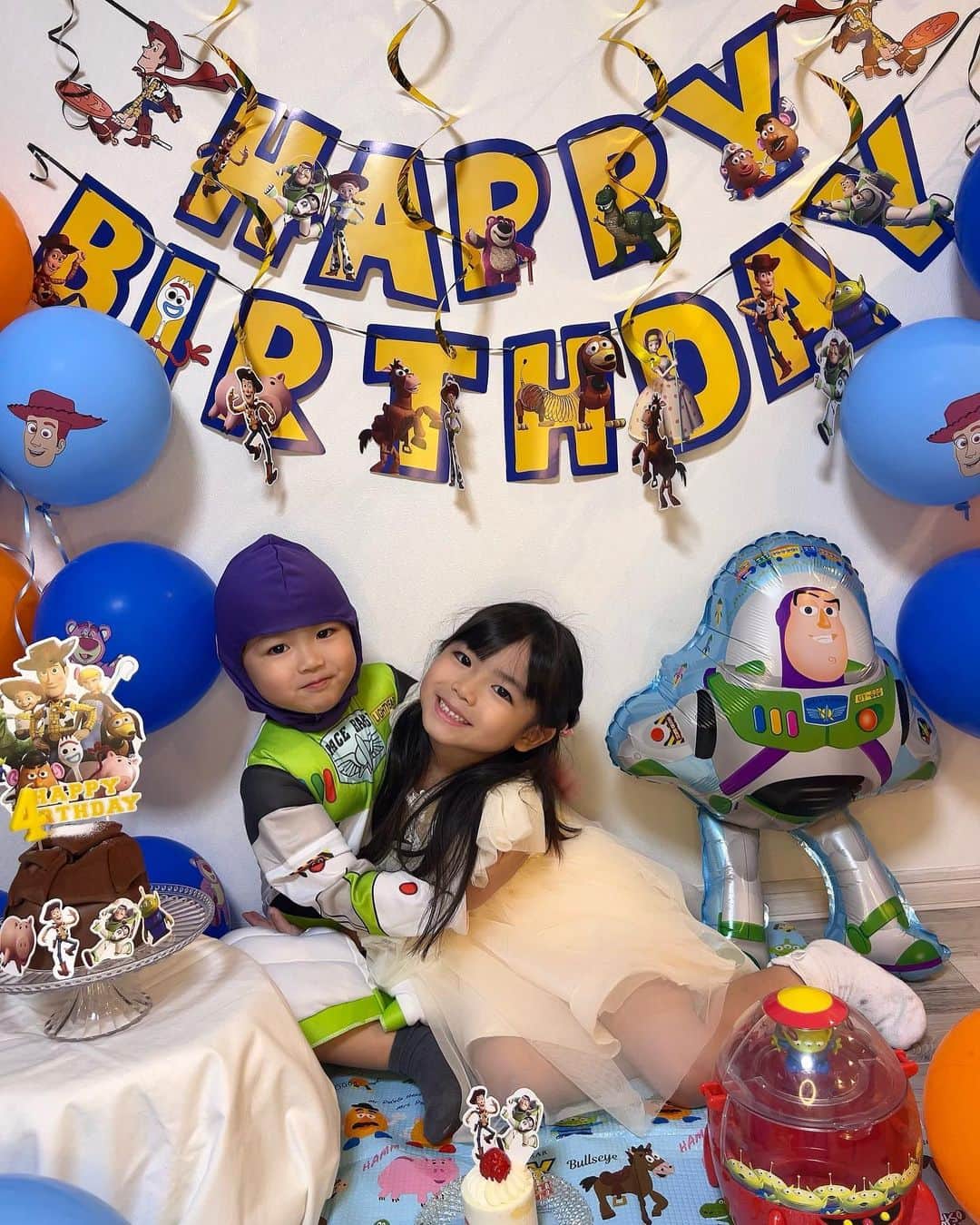 河内麻沙美さんのインスタグラム写真 - (河内麻沙美Instagram)「#birthdayboy 👦🏻 ． ． Riku Happy Birthday🎂 4歳になりました🥰✨ 今年はトイストーリーで☺️‼️ ． 楽しい1年過ごそうね〜💓 ． #birthday#4歳#誕生日#飾り付け#誕生日飾り付け#年子#年子育児#おめでとう」10月19日 22時19分 - masamikouchi