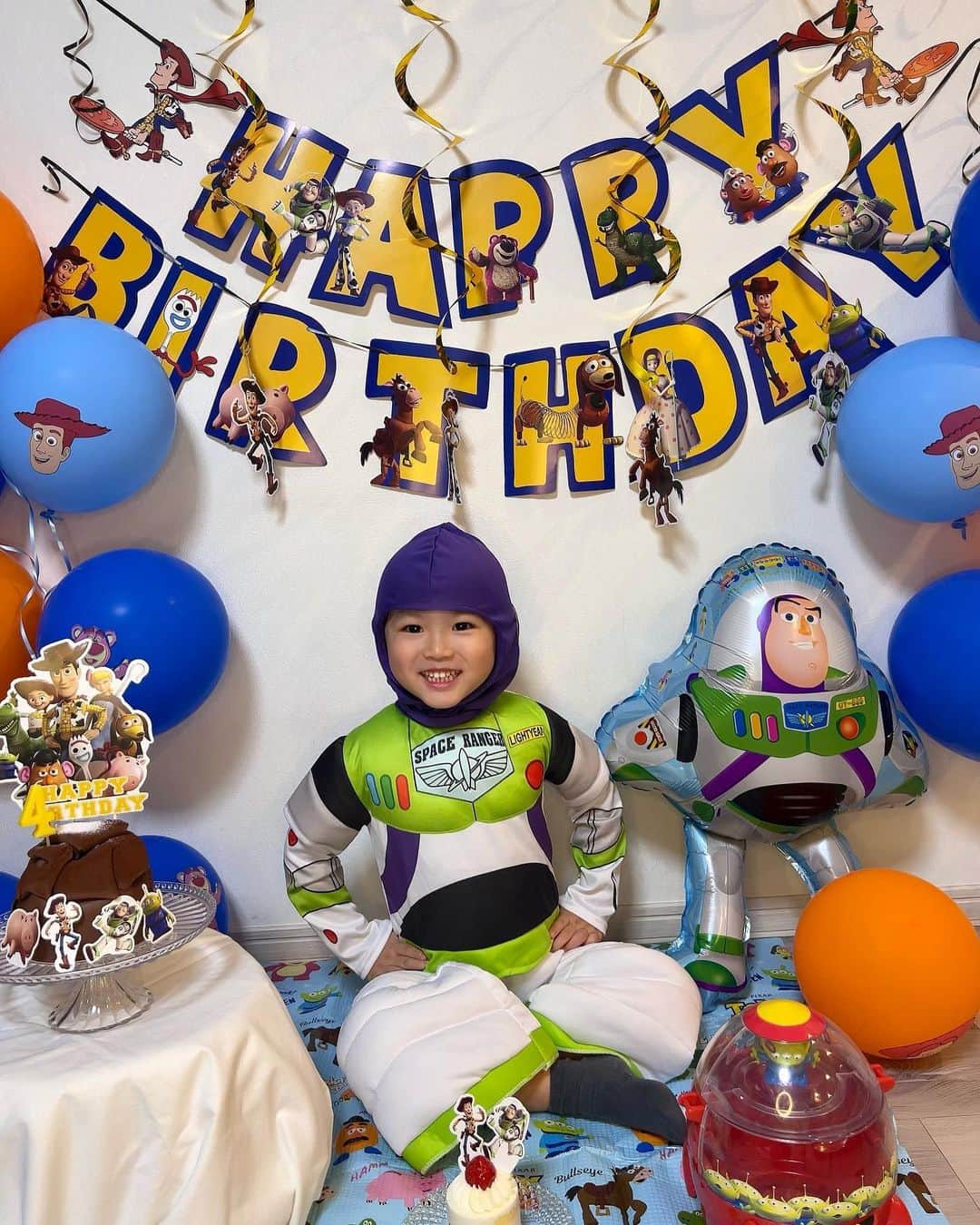 河内麻沙美のインスタグラム：「#birthdayboy 👦🏻 ． ． Riku Happy Birthday🎂 4歳になりました🥰✨ 今年はトイストーリーで☺️‼️ ． 楽しい1年過ごそうね〜💓 ． #birthday#4歳#誕生日#飾り付け#誕生日飾り付け#年子#年子育児#おめでとう」