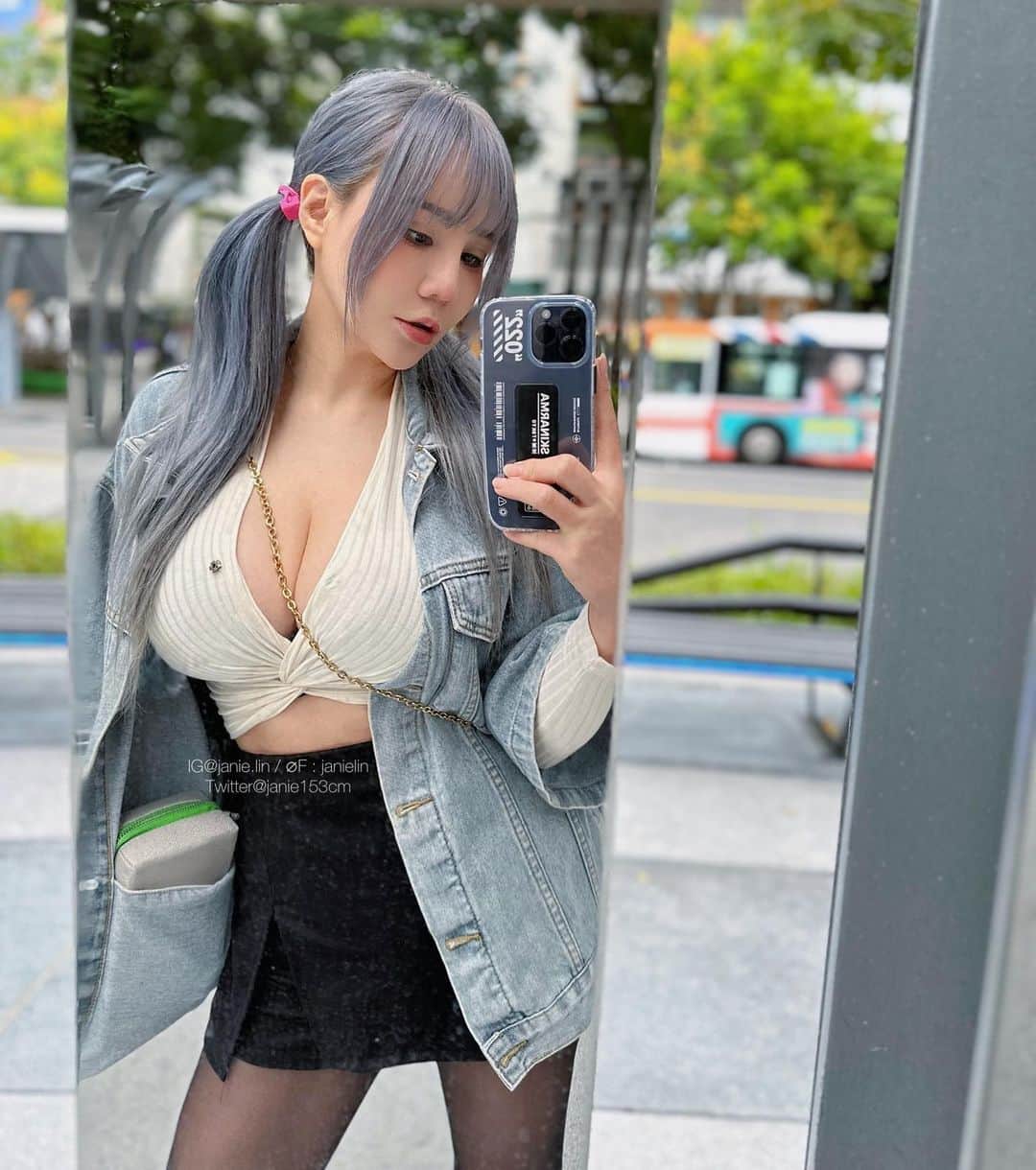 泥泥林のインスタグラム：「New hair color. Like it? 新髮色💜💙🤍 喜歡嗎？  弄頭髮找 @nuhair_icelina」