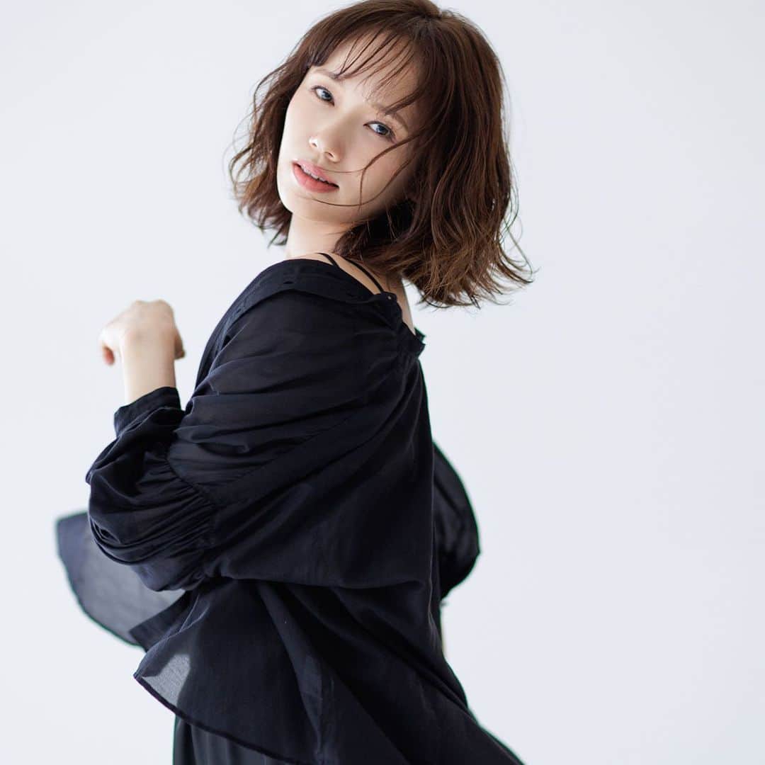 ソニンのインスタグラム：「. 昨日2022年10月18日をもちまして デビュー22年目を迎えました。  昨日インスタライブご覧なってくださった方々ありがとうございました✨ 近々アーカイブをYoutubeに投稿予定です。  22年も沢山の皆様と触れ合い続けていることの奇跡に感謝し、これからも何が起こるかわからない中で変わらず自分らしく真摯にがんばって行きますので、どうぞこれからもよろしくお願いします。私の優しいファンの皆様、いつも本当にありがとう。  #デビュー記念日 #22周年 #キンキーブーツも連日ご観劇ありがとうございますコメントメッセージ励みになります明日もがんばります」