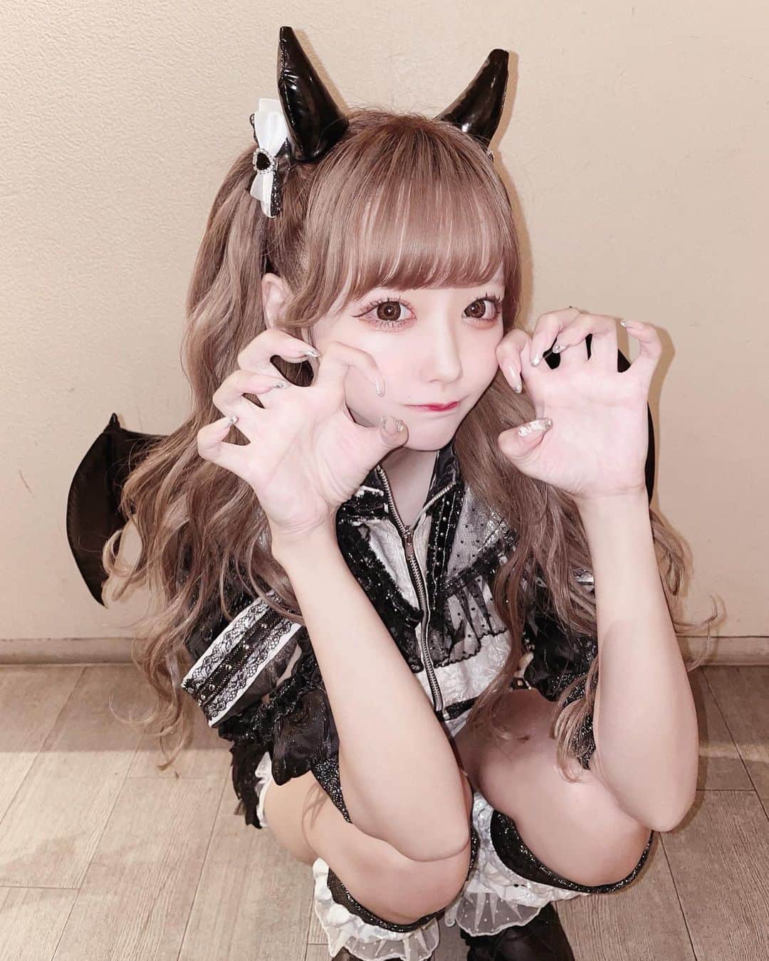 さきぼんのインスタグラム：「この衣装のアクスタあと10個ほど残ってるのでストーリーに載せます🤍🤍  ハロウィンライブありがとうございました😈🖤 クリスマスライブは12/18です🥹💖  エクステ長めにした！ @anju_777 さんいつもありがとうございます😊  #舞々悪魔 #まいでび #アイドル  #アイドル衣装 #エクステ #コスプレ」