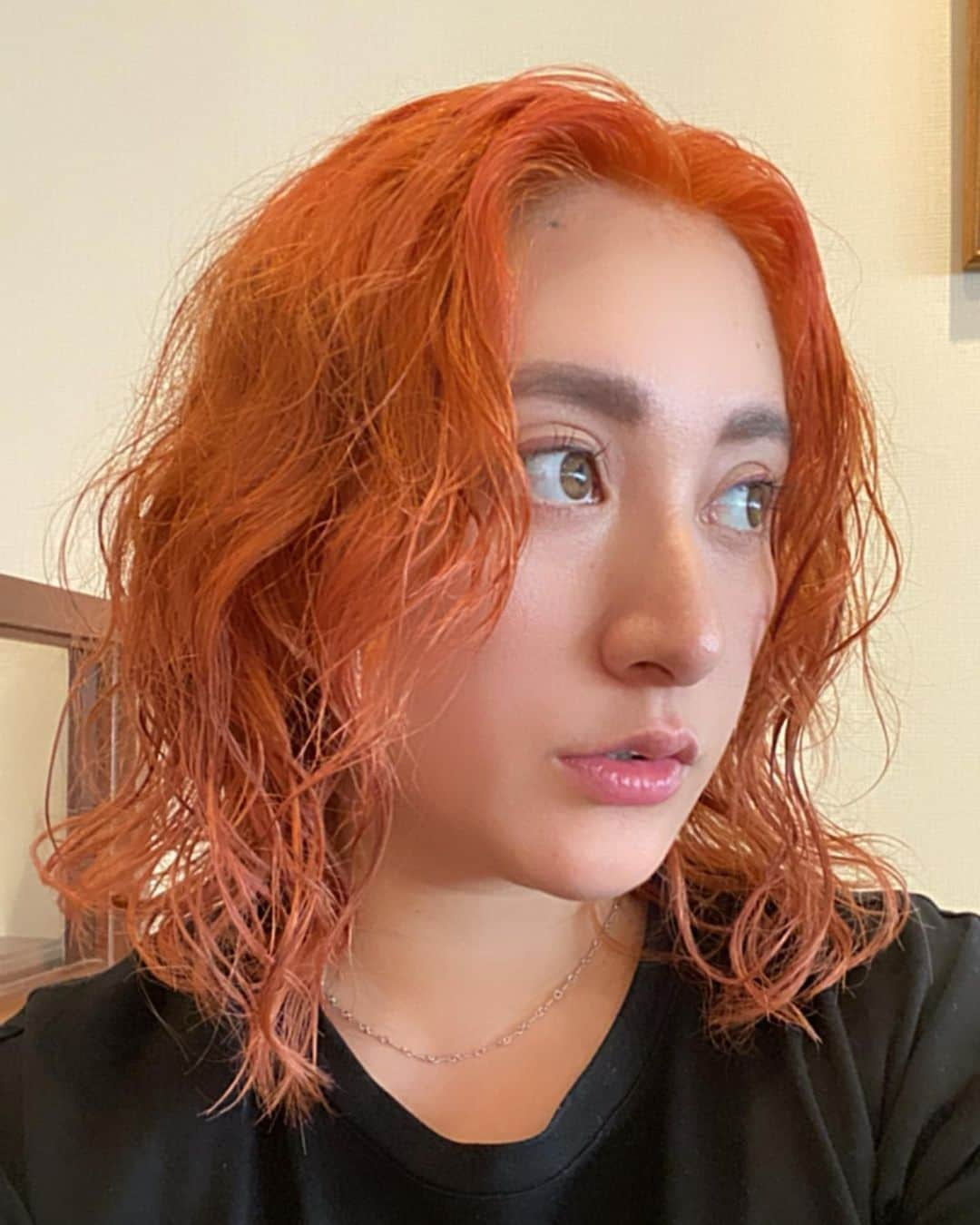 Saki さんのインスタグラム写真 - (Saki Instagram)「New color👩🏻‍🦰🧡 まだまだオレンジ気分〰️🟠  #カーリーガールメソッド  しだしてからの方がスタイリング楽やし、めちゃ時短！👩🏼‍🦱🌀  長さは伸ばしたいし、量も減らさずに放置していくから しばらくはカラーのみで🙋🏼‍♀️🧡  @sekiboooooon  Thank u🍊🥕  連写した写真ぜーんぶ載せるやつぅ🏄🏽  #カーリーヘア #ウェーブヘア #curlyhair #curlygirl #curlyhairstyles #naturalhair #naturalcurlyhair #くせ毛 #くせ毛を活かす #くせ毛ボブ」10月19日 22時54分 - saki1011