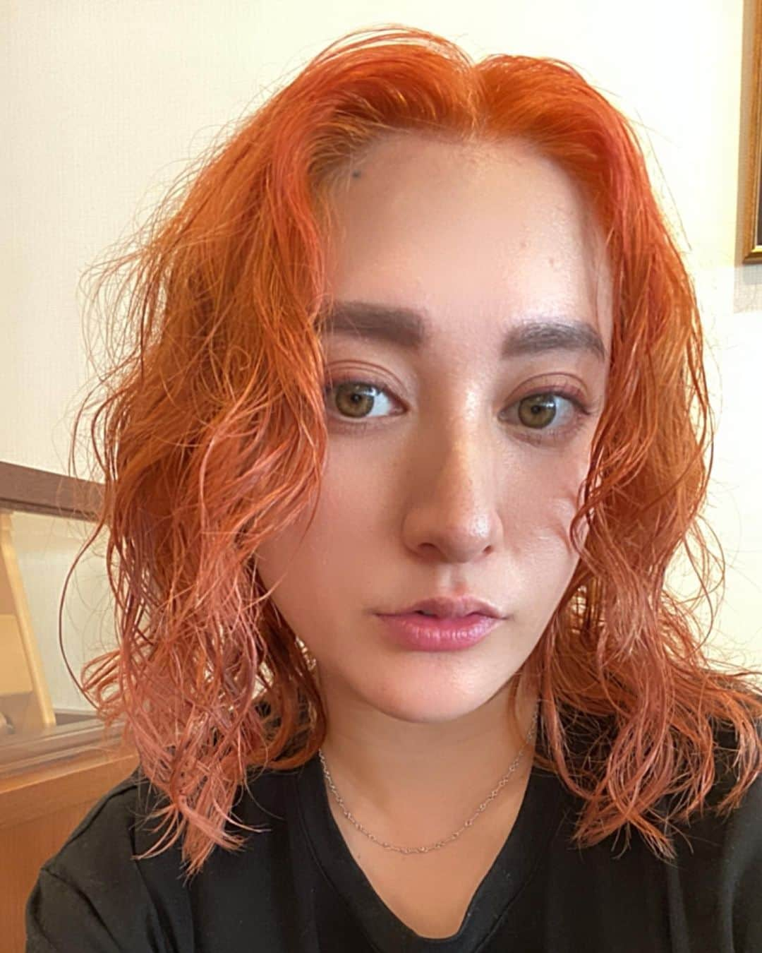 Saki のインスタグラム：「New color👩🏻‍🦰🧡 まだまだオレンジ気分〰️🟠  #カーリーガールメソッド  しだしてからの方がスタイリング楽やし、めちゃ時短！👩🏼‍🦱🌀  長さは伸ばしたいし、量も減らさずに放置していくから しばらくはカラーのみで🙋🏼‍♀️🧡  @sekiboooooon  Thank u🍊🥕  連写した写真ぜーんぶ載せるやつぅ🏄🏽  #カーリーヘア #ウェーブヘア #curlyhair #curlygirl #curlyhairstyles #naturalhair #naturalcurlyhair #くせ毛 #くせ毛を活かす #くせ毛ボブ」