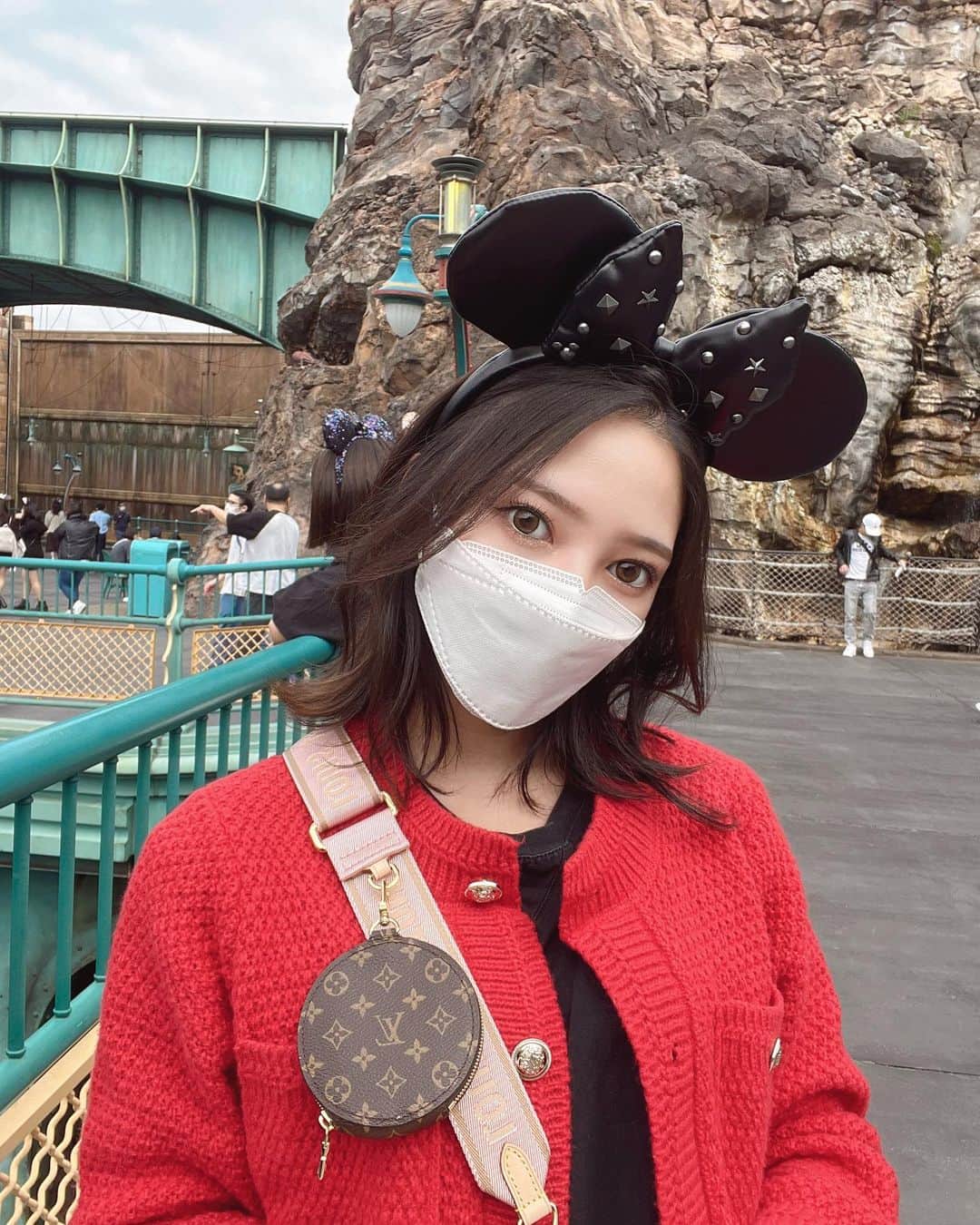 のインスタグラム：「学生時代にたまに行ったディズニーより最近の方が詳しくなって楽しめてる気がする🤣❤️ . #🐭🏰 #disneysea #tokyo #love #ootd #instagood #20 #like #일본 #좋아요환영 #팔로우 #셀카놀이 #팔로미 #여행스냅 #秋ディズニー #ディズニーコーデ」