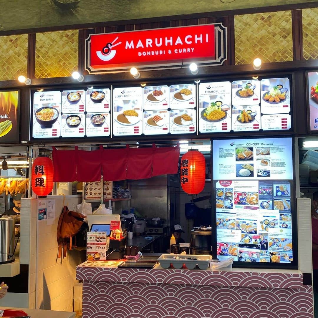 市原彩花さんのインスタグラム写真 - (市原彩花Instagram)「Japanese food “Tonkatsu” at Hawker center🇸🇬 You can eat delicious Japanese pork cutlet for $11.8🐷❤️ @maruhachi2020   ホーカーでトンカツ🐷 シンガポールのホーカー(屋台街)で安くて美味しいトンカツが食べれると聞いて行ってきた🐷❣️ ホーカーはローカル料理屋が多いから、和食のトンカツ屋があるなんて前代未聞🤣 MARUHACHIというお店で、なんと国内10店舗程あるみたい😳 1番中心地にありそうなチョンバル店(51 Havelock Rd)に行ったよ〜🐖 綺麗めなホーカー(コーヒーショップ？)にあって、$11.8(¥1200)のポークカツ定食を注文🐷 衣がサックサク、お肉も柔らかくて期待以上に美味しかった😍(お米だけはシンガな感じ🍚) レストランでトンカツ食べると税込$25〜50くらいするから、もう私ずっとMARUHACHI通う🥹❤️  ※コーヒーショップ…ホーカーの小さい版。国営ではなく私営施設の屋台エリア。カフェと勘違いするあるある←  #maruhachi#tonkatsu#hawkers#とんかつ#トンカツ#ホーカー#シンガポールグルメ#japanesefood#singapore#シンガポール#singapura#海外生活#海外旅行#海外移住#シンガポール生活#シンガポール在住#싱가포르#sgfood#sgeats#sgfoodie #あーちゃんシンガポール」10月19日 22時59分 - ayaka_ichihara