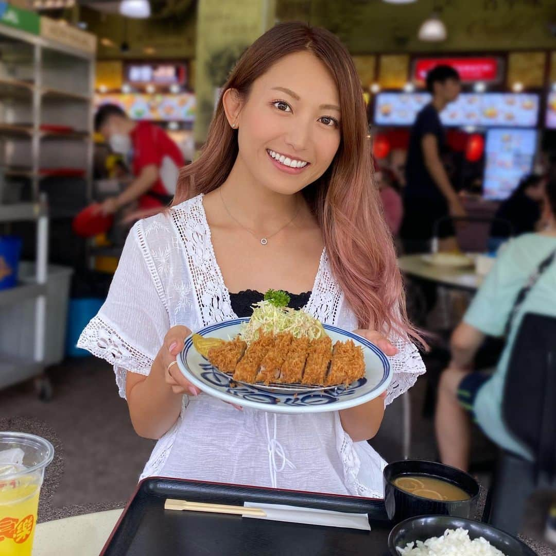 市原彩花さんのインスタグラム写真 - (市原彩花Instagram)「Japanese food “Tonkatsu” at Hawker center🇸🇬 You can eat delicious Japanese pork cutlet for $11.8🐷❤️ @maruhachi2020   ホーカーでトンカツ🐷 シンガポールのホーカー(屋台街)で安くて美味しいトンカツが食べれると聞いて行ってきた🐷❣️ ホーカーはローカル料理屋が多いから、和食のトンカツ屋があるなんて前代未聞🤣 MARUHACHIというお店で、なんと国内10店舗程あるみたい😳 1番中心地にありそうなチョンバル店(51 Havelock Rd)に行ったよ〜🐖 綺麗めなホーカー(コーヒーショップ？)にあって、$11.8(¥1200)のポークカツ定食を注文🐷 衣がサックサク、お肉も柔らかくて期待以上に美味しかった😍(お米だけはシンガな感じ🍚) レストランでトンカツ食べると税込$25〜50くらいするから、もう私ずっとMARUHACHI通う🥹❤️  ※コーヒーショップ…ホーカーの小さい版。国営ではなく私営施設の屋台エリア。カフェと勘違いするあるある←  #maruhachi#tonkatsu#hawkers#とんかつ#トンカツ#ホーカー#シンガポールグルメ#japanesefood#singapore#シンガポール#singapura#海外生活#海外旅行#海外移住#シンガポール生活#シンガポール在住#싱가포르#sgfood#sgeats#sgfoodie #あーちゃんシンガポール」10月19日 22時59分 - ayaka_ichihara