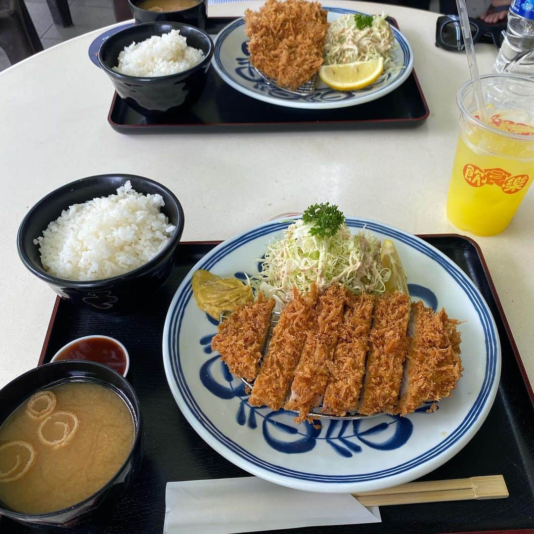 市原彩花さんのインスタグラム写真 - (市原彩花Instagram)「Japanese food “Tonkatsu” at Hawker center🇸🇬 You can eat delicious Japanese pork cutlet for $11.8🐷❤️ @maruhachi2020   ホーカーでトンカツ🐷 シンガポールのホーカー(屋台街)で安くて美味しいトンカツが食べれると聞いて行ってきた🐷❣️ ホーカーはローカル料理屋が多いから、和食のトンカツ屋があるなんて前代未聞🤣 MARUHACHIというお店で、なんと国内10店舗程あるみたい😳 1番中心地にありそうなチョンバル店(51 Havelock Rd)に行ったよ〜🐖 綺麗めなホーカー(コーヒーショップ？)にあって、$11.8(¥1200)のポークカツ定食を注文🐷 衣がサックサク、お肉も柔らかくて期待以上に美味しかった😍(お米だけはシンガな感じ🍚) レストランでトンカツ食べると税込$25〜50くらいするから、もう私ずっとMARUHACHI通う🥹❤️  ※コーヒーショップ…ホーカーの小さい版。国営ではなく私営施設の屋台エリア。カフェと勘違いするあるある←  #maruhachi#tonkatsu#hawkers#とんかつ#トンカツ#ホーカー#シンガポールグルメ#japanesefood#singapore#シンガポール#singapura#海外生活#海外旅行#海外移住#シンガポール生活#シンガポール在住#싱가포르#sgfood#sgeats#sgfoodie #あーちゃんシンガポール」10月19日 22時59分 - ayaka_ichihara