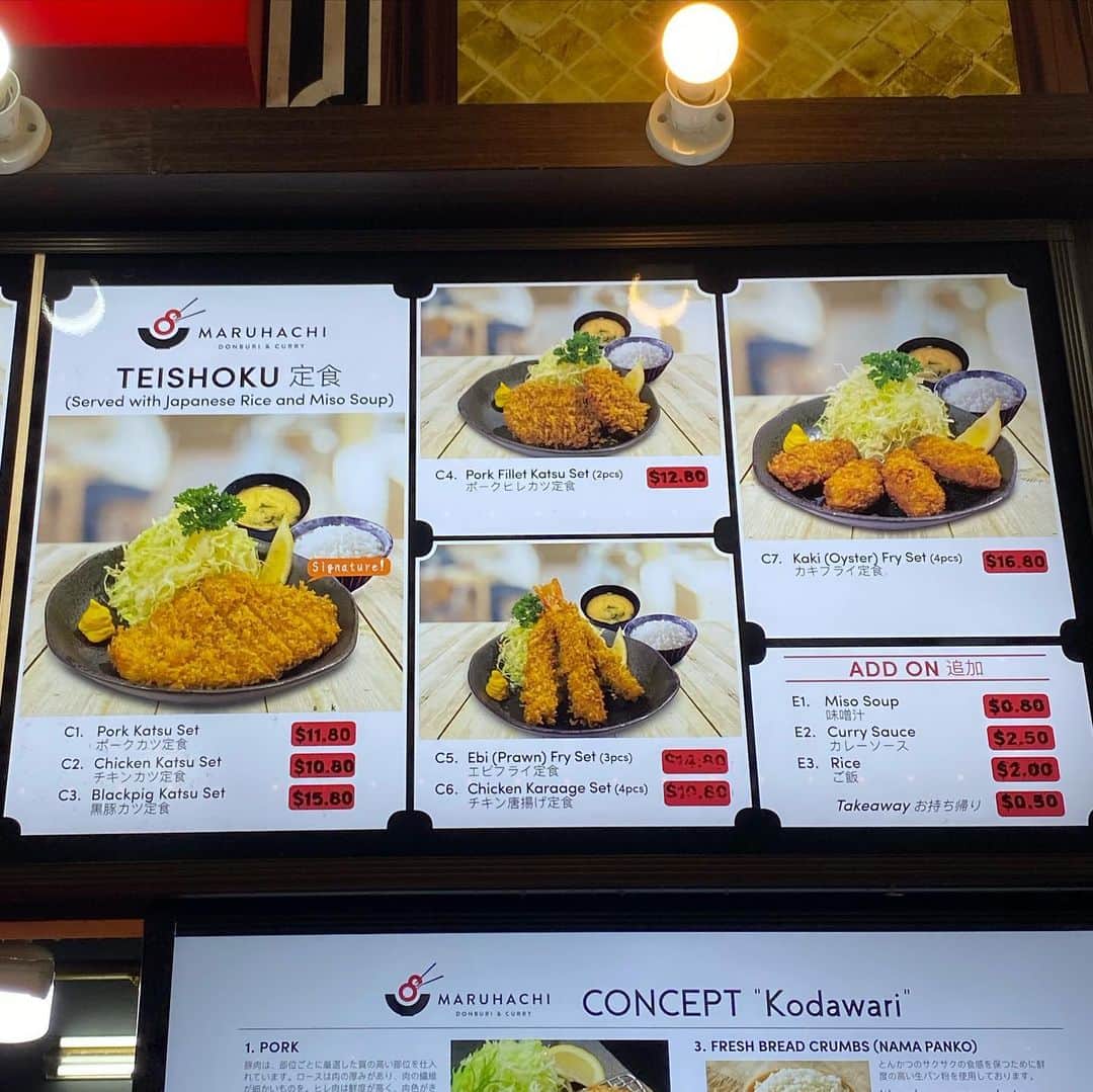 市原彩花さんのインスタグラム写真 - (市原彩花Instagram)「Japanese food “Tonkatsu” at Hawker center🇸🇬 You can eat delicious Japanese pork cutlet for $11.8🐷❤️ @maruhachi2020   ホーカーでトンカツ🐷 シンガポールのホーカー(屋台街)で安くて美味しいトンカツが食べれると聞いて行ってきた🐷❣️ ホーカーはローカル料理屋が多いから、和食のトンカツ屋があるなんて前代未聞🤣 MARUHACHIというお店で、なんと国内10店舗程あるみたい😳 1番中心地にありそうなチョンバル店(51 Havelock Rd)に行ったよ〜🐖 綺麗めなホーカー(コーヒーショップ？)にあって、$11.8(¥1200)のポークカツ定食を注文🐷 衣がサックサク、お肉も柔らかくて期待以上に美味しかった😍(お米だけはシンガな感じ🍚) レストランでトンカツ食べると税込$25〜50くらいするから、もう私ずっとMARUHACHI通う🥹❤️  ※コーヒーショップ…ホーカーの小さい版。国営ではなく私営施設の屋台エリア。カフェと勘違いするあるある←  #maruhachi#tonkatsu#hawkers#とんかつ#トンカツ#ホーカー#シンガポールグルメ#japanesefood#singapore#シンガポール#singapura#海外生活#海外旅行#海外移住#シンガポール生活#シンガポール在住#싱가포르#sgfood#sgeats#sgfoodie #あーちゃんシンガポール」10月19日 22時59分 - ayaka_ichihara