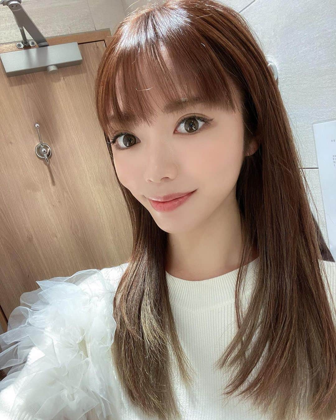 ARIKAのインスタグラム：「今更ですが、イメチェンした👩🏻‍🦰  -  3年ぶりに前髪切った💇🏻‍♀️  髪型でこんなに顔変わるんだね😂 若返り効果でて気に入ってます💛笑  @peekaboo_hiroto_naito さん 担当してもらって6年目✨ いつもありがとう🌸  -  #美容室 #ヘアカラー #イメチェン  #エステティシャン #美容マニア #美容すきな人と繋がりたい #港区 #東京 #痩身サロン #美肌サロン #肌質改善 #セルライト除去 #口コミ高評価」