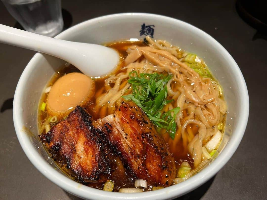 高山璃奈のインスタグラム：「⁡ 最近よく行くラーメン屋さん🍜💕💕 ⁡ 六本木の麺屋武蔵 虎嘯(こしょう)😋 ⁡ 麺は平打ちでモッチモチ、 チャーシューは最高に香ばしくて濃厚でトロットロ、 スープは魚介と豚骨のバランスが神がかっていて ⁡ 久々にビビビっときたラーメンです😍✨✨✨✨ ⁡ 勧めた友だちもみんな感動して帰ってきてくれました😆 ⁡ つけ麺、濃厚つけ麺、ラーメン、 どれを頼んでも美味しいですよ🥺💕 ⁡ 替え玉がないので最初から中盛りで注文することをおすすめします😆👌 ⁡ #麺屋武蔵 #麺屋武蔵虎嘯 #六本木グルメ #青山一丁目グルメ #ラーメン女子 #ラーメンスタグラム  ⁡ ⁡ ⁡ ⁡ ⁡ ⁡ ⁡」