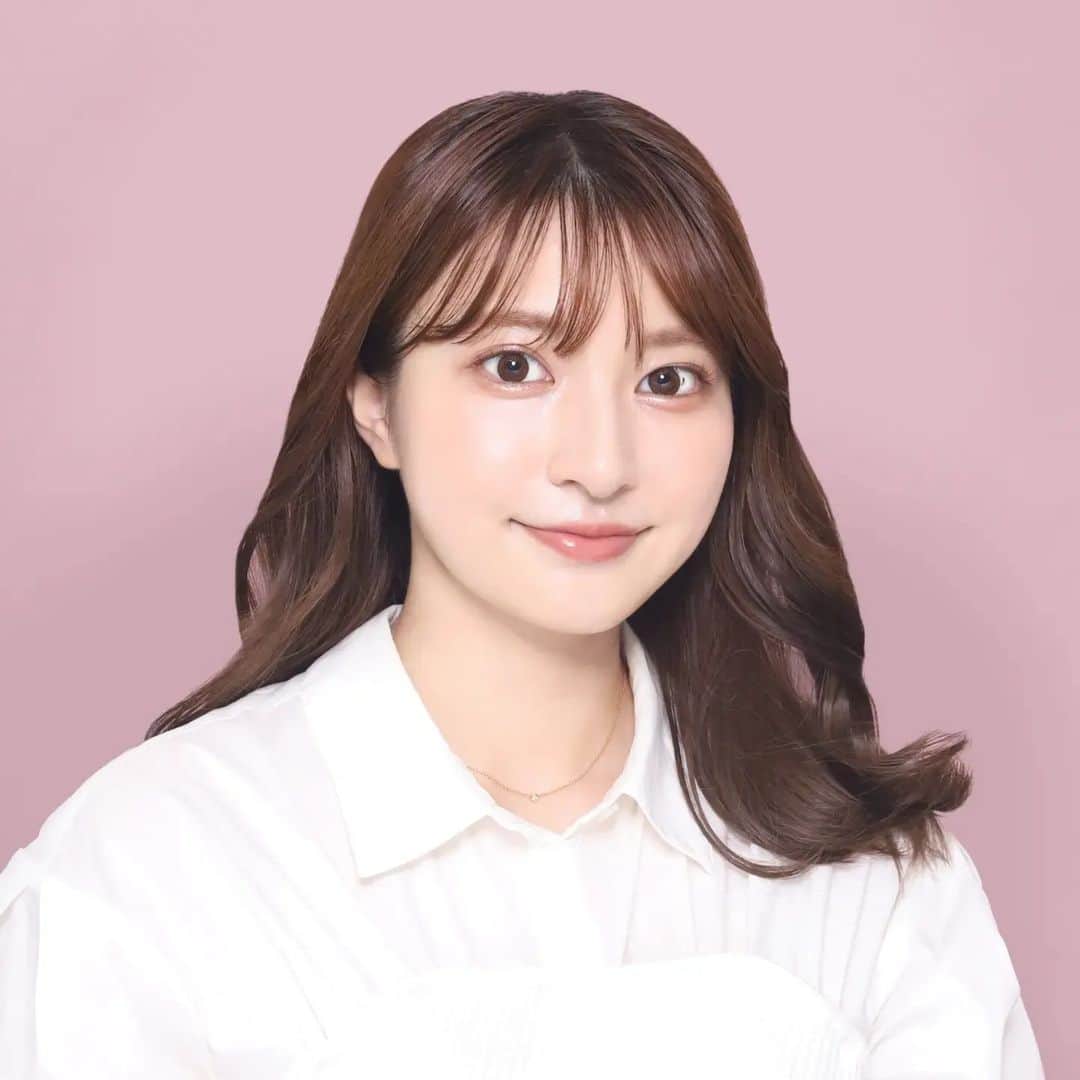 芥田愛菜美のインスタグラム：「. . 🤍🤍🤍 . 今日で27歳になりました！ このタイミングで仕事用のプロフィール写真も 新しくして心機一転！ 今頂けてるお仕事に感謝して、 より良いものを作っていけるよう これらからも頑張っていきたいです🕊 . 誕生日って言っても普通の日と変わらんな って思うようになってきて やっと少し大人になってきたのかなと(笑) でも毎年祝ってくれる人が周りにいて 特別な日になりました、ありがとう♡ いつも応援してくださってる皆様も ありがとうございます♡ . これからもよろしくお願いいたします🤍 .」