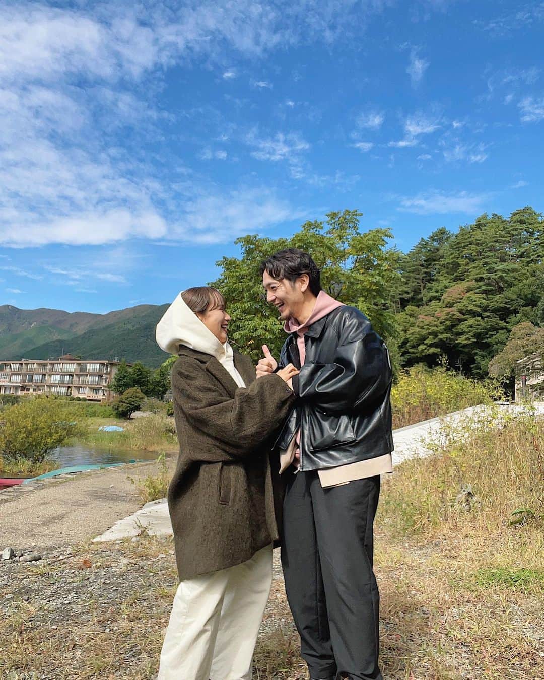 上杉圭哉のインスタグラム：「めちゃくちゃ早起きして朝デート🥸 透き通った空気の中で朝ごはん最高。  @knuthmarf_official のパーカーも大活躍🤟🏻  富士山の目の前で朝ごはんは贅沢すぎるし是非やってみてください🤟🏻  ps. 朝ごはんする場所は、ここで飲食したらダメって言われる可能性があるから事前に許可もらったほうがいいかも✌🏻  #富士山#河口湖#夫婦ごはん #夫婦デート」