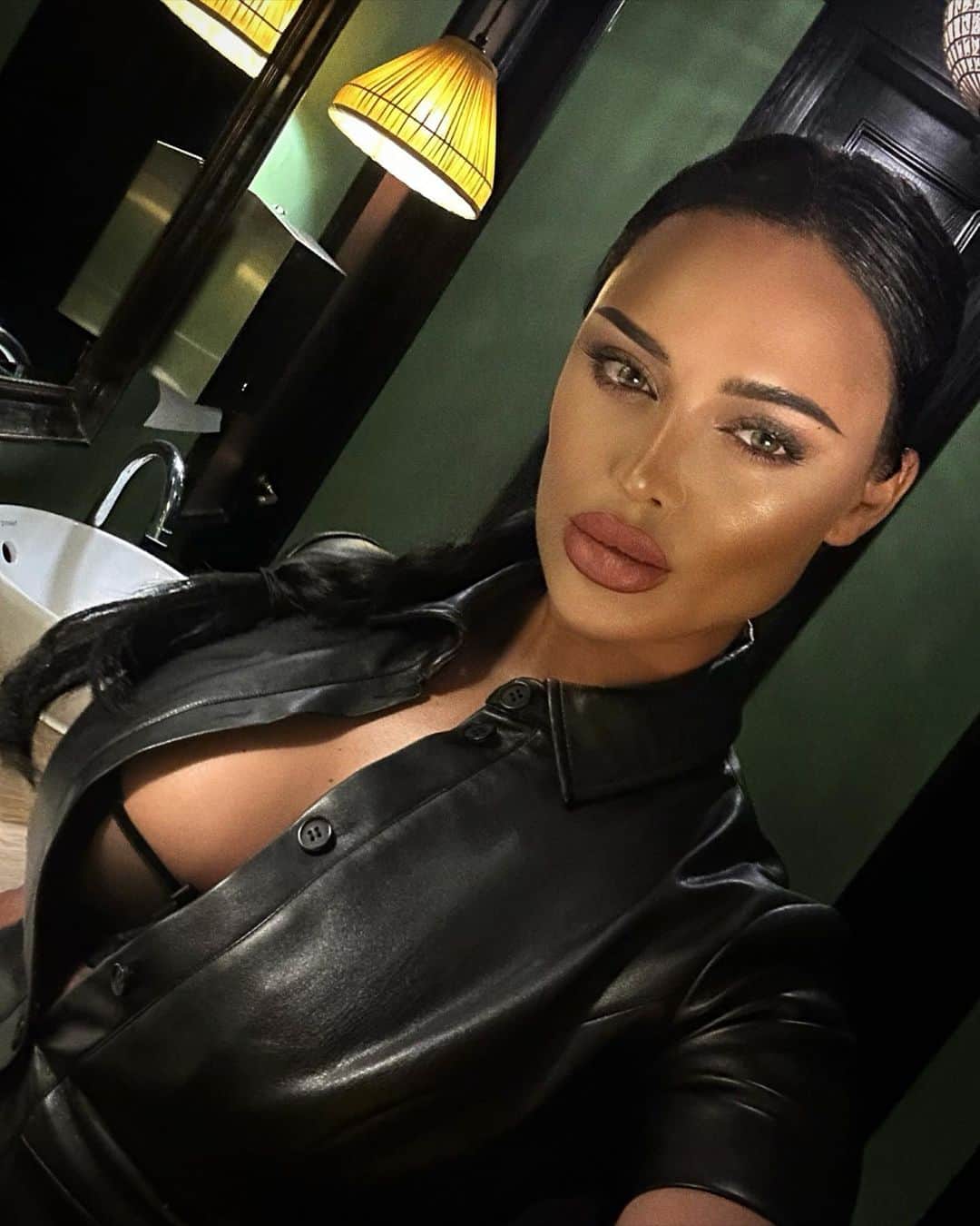 Nita Kuzminaのインスタグラム：「«Не стремитесь быть женщиной, которой нужен мужчина. Стремитесь быть женщиной, КОТОРАЯ НУЖНА мужчине!»….. Практически каждая женщина мечтает о том, чтобы с ней рядом находился достойный, богатый, щедрый мужчина, и меня часто спрашивают: Нита, где встретить такого?  Дорогие мои, вы должны понимать одну простую вещь, чтобы такой мужчина появился в вашей жизни, вы сами должны стать в первую очередь достойной женщиной. Ведь все мы знаем, что подобное притягивает подобное. Да, действительно, классный мужчина может обратить на вас внимание и вы, возможно, будете даже какое-то непродолжительное время вместе, но вскоре ему станет с вами скучно, так как вы не будете соответствовать его уровню, точнее сказать, вы будете с ним на разной волне, и станете его тянуть вниз. Как только мужчина это почувствует, он исчезнет из вашей жизни.   КТО ТАКАЯ ДОСТОЙНАЯ ЖЕНЩИНА?  • Женщина с мощной сексуальной энергией   • Женщина, которая развивается/имеет множество увлечений/стремится к чему-то   • Благодарная Женщина  • Женщина, знающая свою ценность  • Женщина, которая окружает себя успешными людьми   • Это многогранная, интересная Женщина  • Женщина, которая заботится о себе/здоровье/теле   • Женщина, которая не сравнивает себя с другими  • Женщина, которая ДАЁТ что-то полезное этому Миру   • Женщина, которая у себя на ПЕРВОМ месте, она слушает себя и не предает себя   • Женщина имеющая четкое осознание того, чего она хочет от жизни」