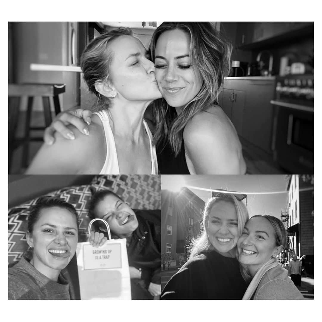 シャンテル・ヴァンサンテンさんのインスタグラム写真 - (シャンテル・ヴァンサンテンInstagram)「Feeling overwhelmed and grateful for sisterhood, sunshine and snuggles! @kramergirl @sjonig @brynnmasters_」10月20日 0時37分 - therealshantel