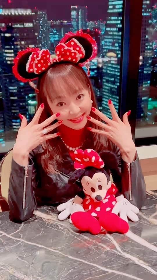 のインスタグラム：「ただの赤のネイル💅に 白の水玉が入ったらミニーちゃん💕になるよね🤣 ミニーマスクブランド（ディズニーブランド）って凄いなー😍って改めて思いました❤️  @estrellatora   #赤のネイル#rednails#rednail#赤いネイル#白水玉ネイル#白水玉#ミニーマウス#ミニーマウスネイル#nail#nails#神田うの#unokanda」