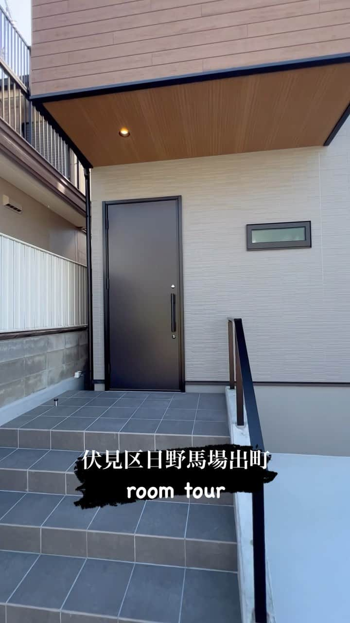 根木建設工業株式会社のインスタグラム：「【ご成約済み】  日野馬場出町のroomtour  グレーの外壁と木目のアクセントがステキなオープンハウスです。 リビングに仕込まれた間接照明は雰囲気充分。 収納も多くとられた住みやすいお家になっています！  こちらの物件は事前予約で内覧可能です！  #根木建設工業 #根木建設工業の家 #伏見区 #伏見区日野馬場出町 #新築一戸建て  #建売住宅 #分譲住宅 #オープンハウス #モデルハウス #roomtour  #ルームツアー」