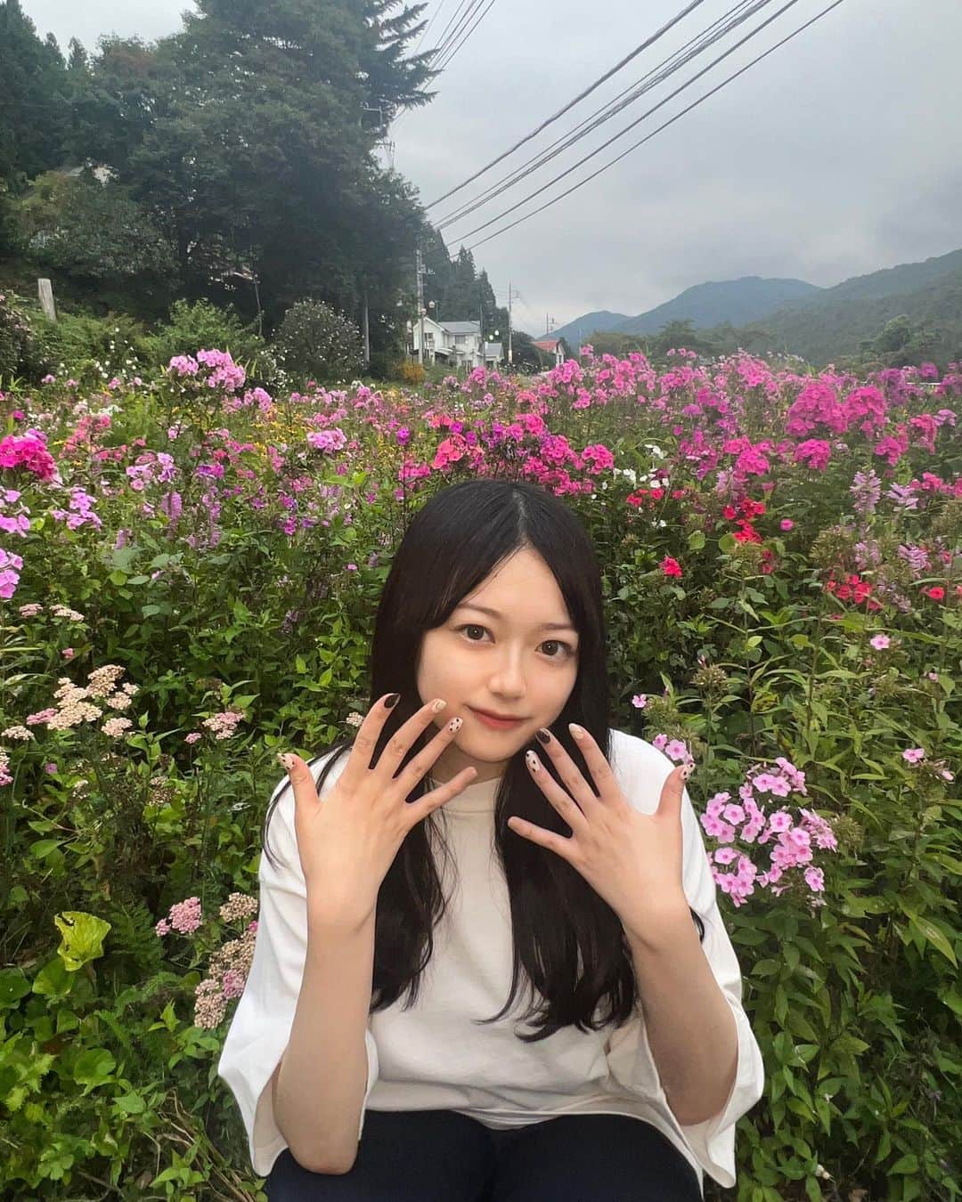 のインスタグラム：「お花綺麗だった🌷´-   #夏終わり  #お花畑 #秋  #前髪なし  #03」