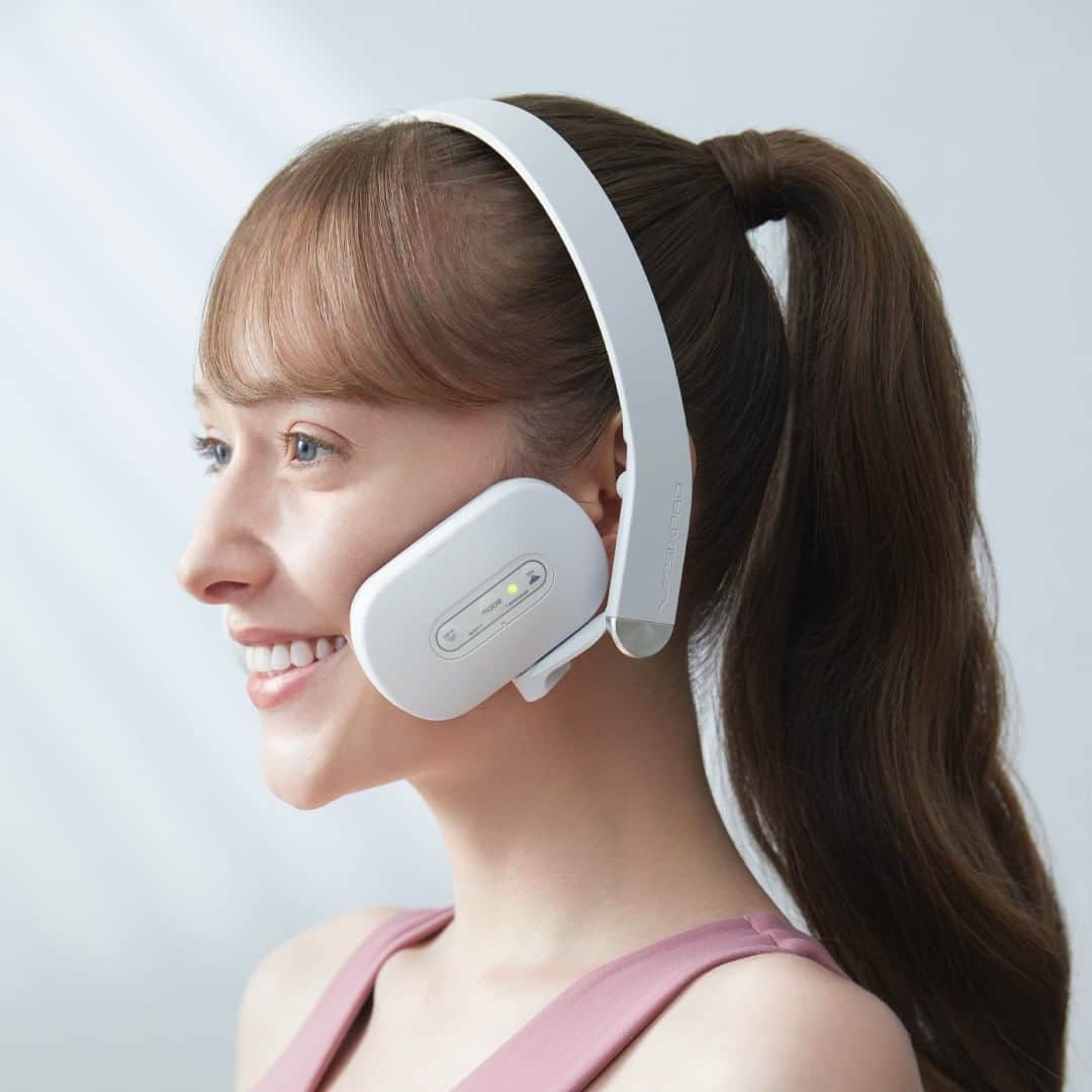 SIXPADのインスタグラム：「＼「SIXPAD Facial Fit（シックスパッド フェイシャルフィット）」本日新発売／  顔印象は、 鍛える時代へ。  SIXPAD Facial Fitは、 EMSで美しい表情を支える顔の４つの表情筋を効率的に鍛えます。  的確な時間、的確な強度で いつでもどこでも表情筋トレーニング。 あなたはただ1日10分、顔にセットするだけ。  美しい笑顔、豊かな表情、横顔の印象のために SIXPAD Facial Fitで顔印象に自信を。  さあ、 顔を上げて笑おう。  #SIXPAD #シックスパッド #フェイシャルフィット #顔用EMS #EMS #顔印象 #ながらトレーニング #おうちトレーニング #筋トレ #表情筋トレーニング #顔トレ #セルフケア  #FacialFit #新発売」