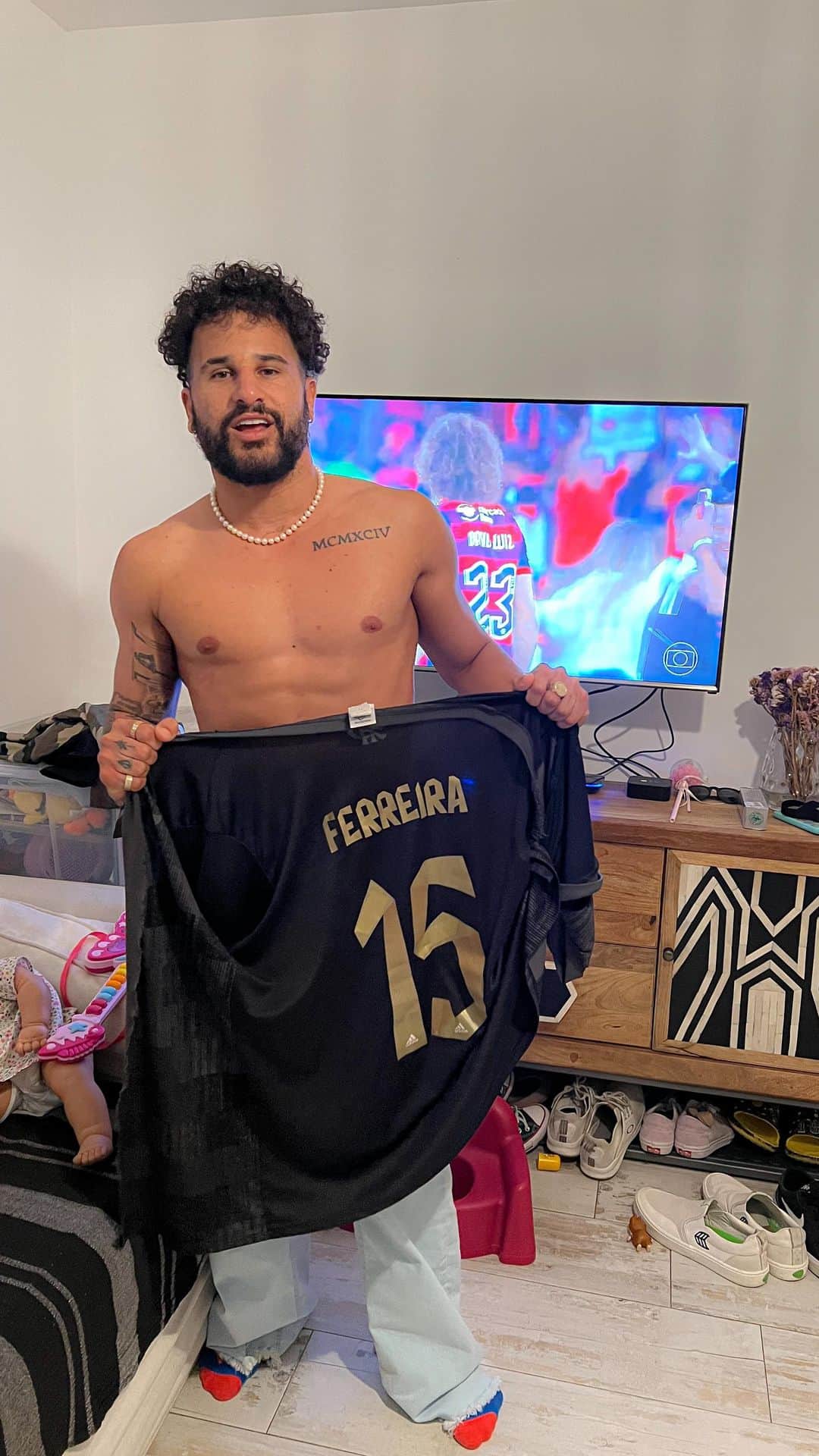 イタロ・フェレイラのインスタグラム：「RASGUEI ATÉ A CAMISA DE EMOÇÃO ❤️ @flamengo   Obs: tive q comemorar baixinho por causa da BB que está dormindo 👶💤   VALEU MENGÃO」