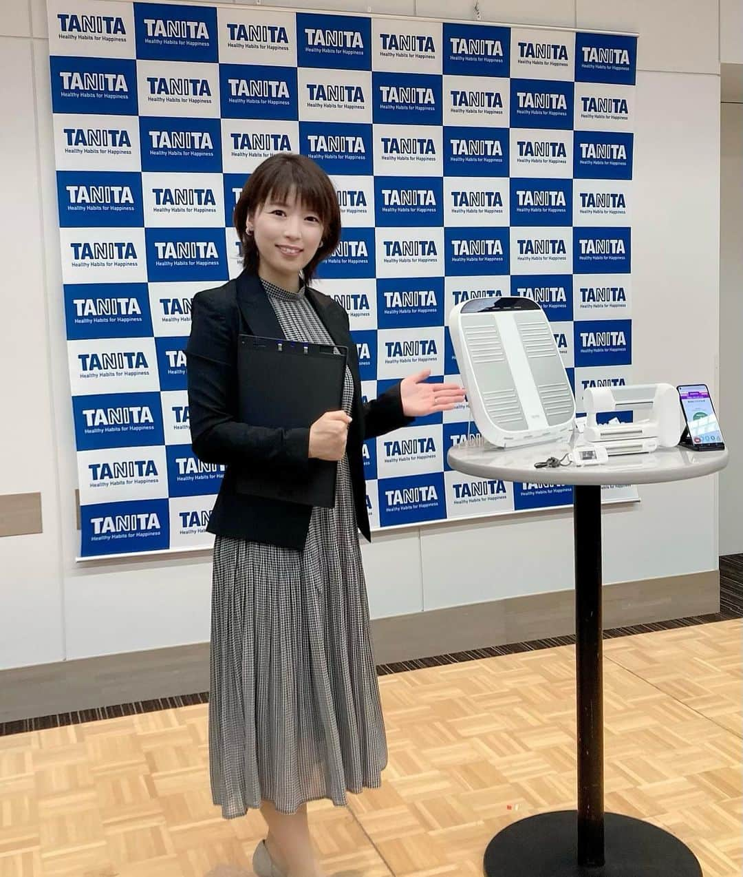 室照美さんのインスタグラム写真 - (室照美Instagram)「🎤✨記者発表会  #株式会社タニタ から発表された #次世代ヘルスメーター #FRシリーズ の記者発表会MCを務めさせていただきました🥰 #人生100年時代 を見据えて開発された新シリーズ！からだの衰えが見える化され、本当に日々の意識が変わりそうです🏋️‍♀️ｴｲｴｲｵｰ！ タニタと言えば、文化放送リスナーさんにとっては 2013年に公開された優香さん主演の映画🎬 #体脂肪計タニタの社員食堂 ではないでしょうか♡邦丸さん、寺島さん、水谷アナ、涙子さんが出演されていたなぁ〜　私が文化放送に入局してすぐ公開された記憶です！！懐かしい！  #タニタ #ヘルスメーター #タニタ食堂 #記者発表司会 #司会 #フリーアナウンサー室照美 #フリーアナウンサー司会 #ジョイスタッフ」10月20日 12時13分 - terumin_min