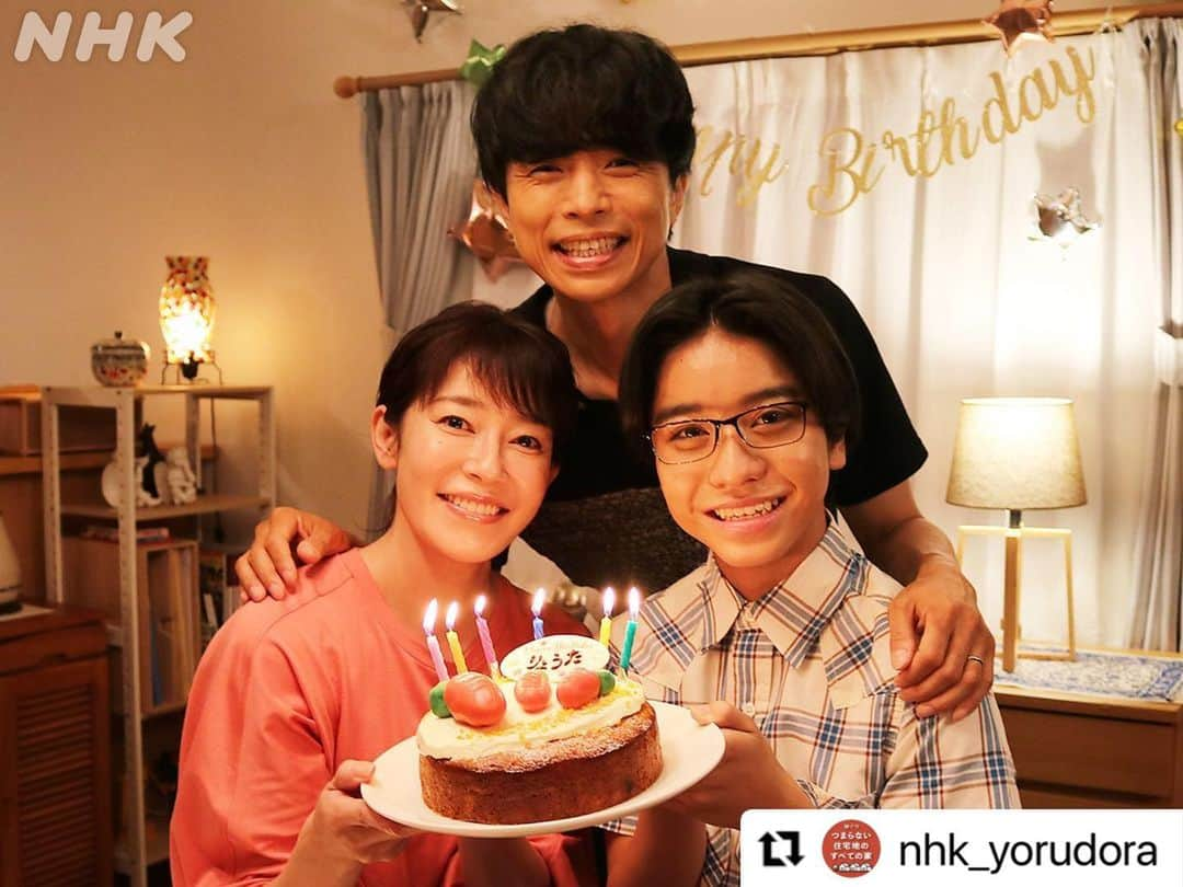 須藤理彩さんのインスタグラム写真 - (須藤理彩Instagram)「#Repost @nhk_yorudora with @use.repost ・・・ 家族団らんの楽しい思い出…。 明のスマホには、このときの幸せな家族写真がしっかり残っています 🎂 🎉   回想シーンの撮影後に、丸川ファミリーがそろったオフショットをいただきました〜 📸   #夜ドラ #つまらない住宅地のすべての家 #つま住 #井ノ原快彦 #岸蒼太(#ジャニーズJr.） #須藤理彩 #つま住オフショット #月曜から木曜まで毎日放送」10月20日 12時53分 - ichico_smile