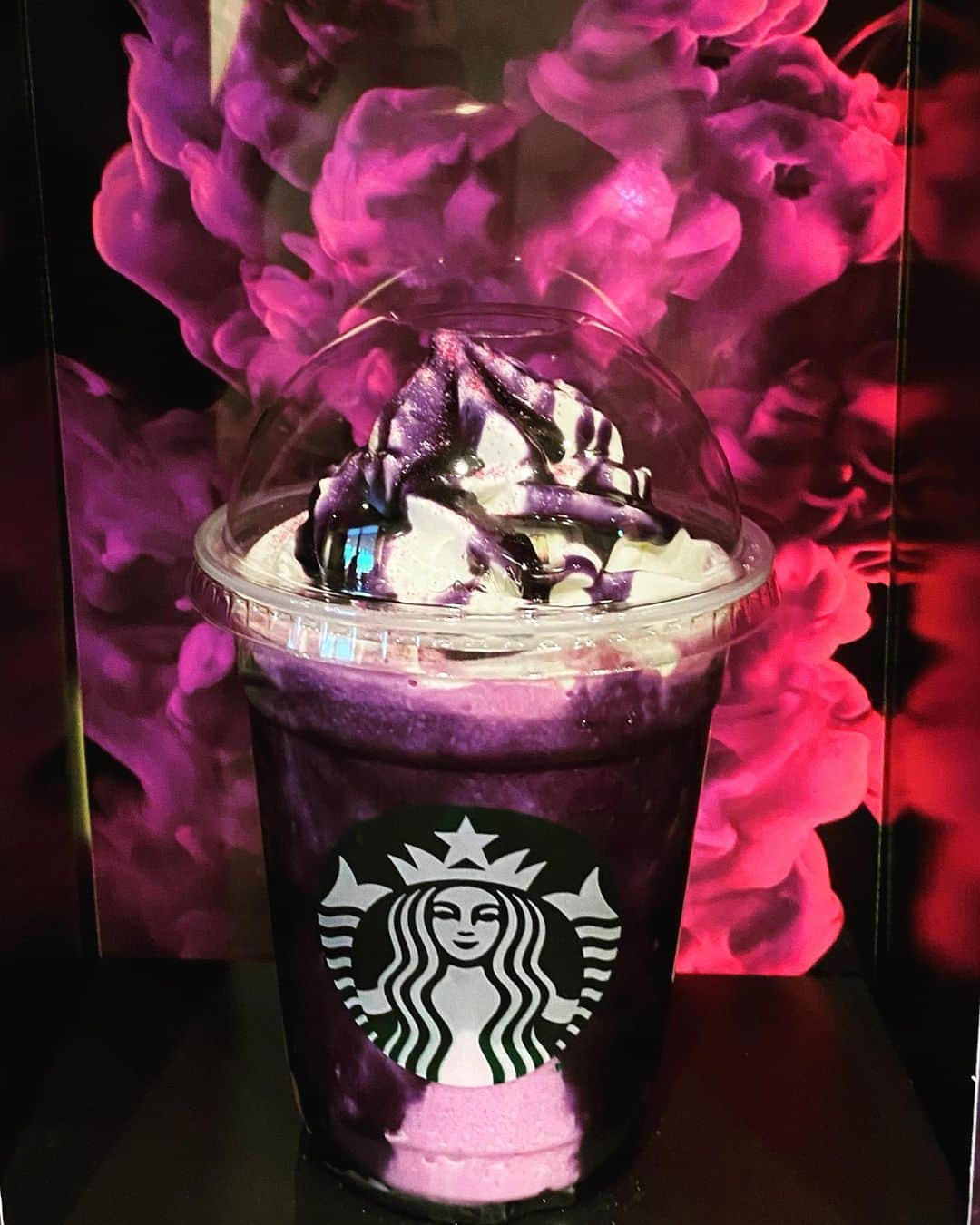白木優子のインスタグラム：「スタバのハロウィン🎃 フォトショットスペースにて 味はもろ紫芋😊 舌👅は紫にはならないよ😅 #スタバ新作  #ハロウィン」