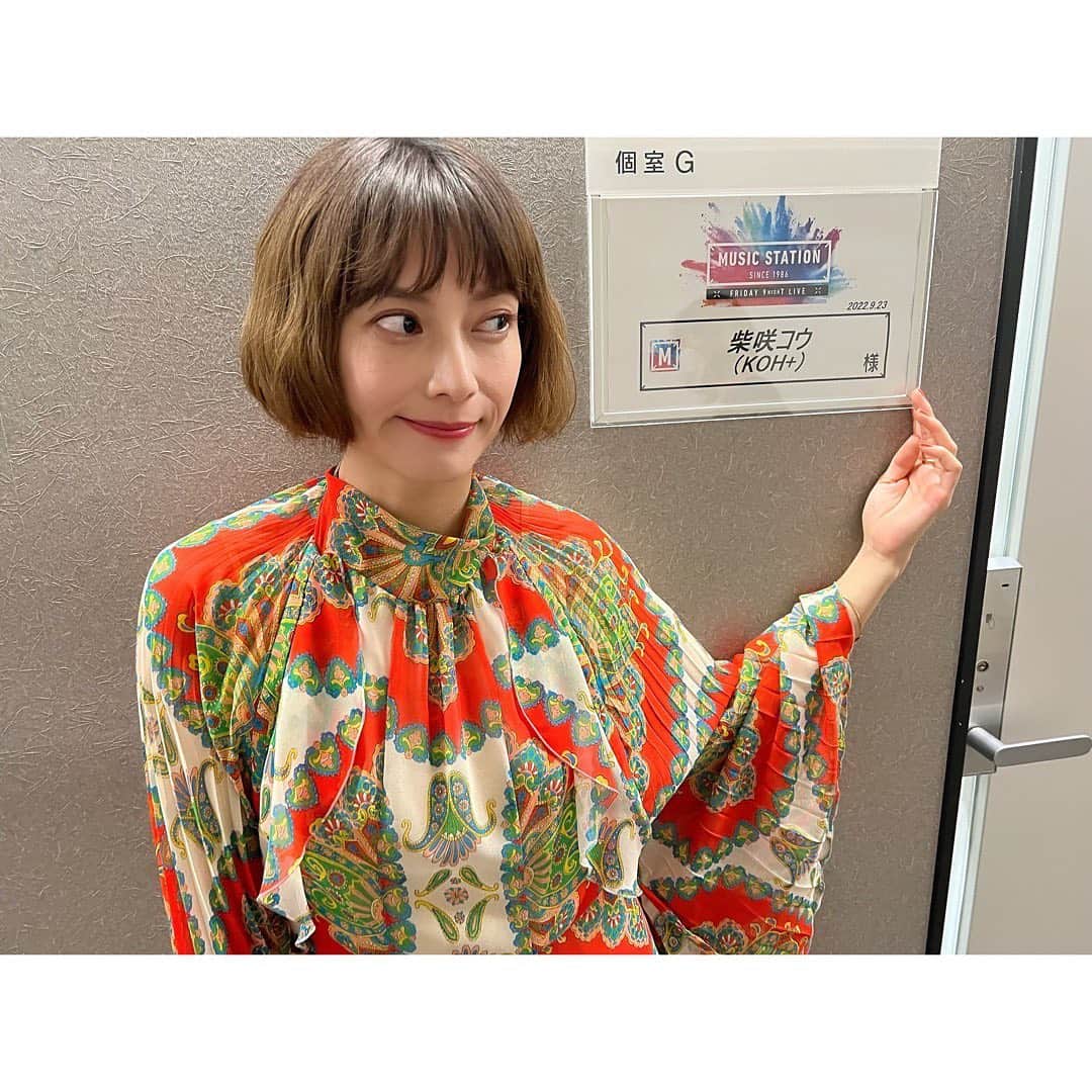 柴咲コウのインスタグラム：「【振り返り③】  KOH⁺として9年ぶりに新曲「ヒトツボシ」をリリース⭐︎ たくさんの音楽番組に出演。 ステージ、色とりどりのライト、華やかな衣装を身にまとい気持ちよく歌いきりました🎤 いつも一人で歌ってる私も名プロデューサー福山雅治さんが隣にいるから、ど安心😮‍💨✨　  写真順に ▽テレビ朝日『ミュージックステーション 4時間スペシャル』  ▽フジテレビ『FNSラフ&ミュージック2022〜歌と笑いの祭典〜』  ▽TBSテレビ『CDTVライブ！ライブ！』  ▽NHK『SONGS』  #一人じゃない安心感 #kohplus」
