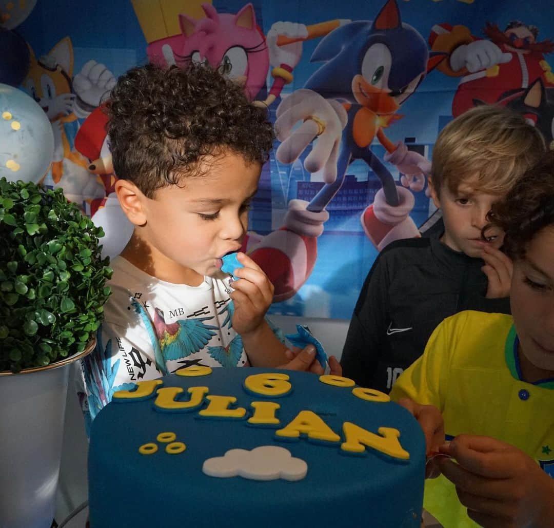 クリスチャン・ガンボアさんのインスタグラム写真 - (クリスチャン・ガンボアInstagram)「Julian is 6!!! #geburstagparty🎂 #6 #party  Decoration 🎉 @tacomarte  🎂 @cake_and_more_duesseldorf   🏰 @verleihhai」10月20日 5時43分 - crisgam89