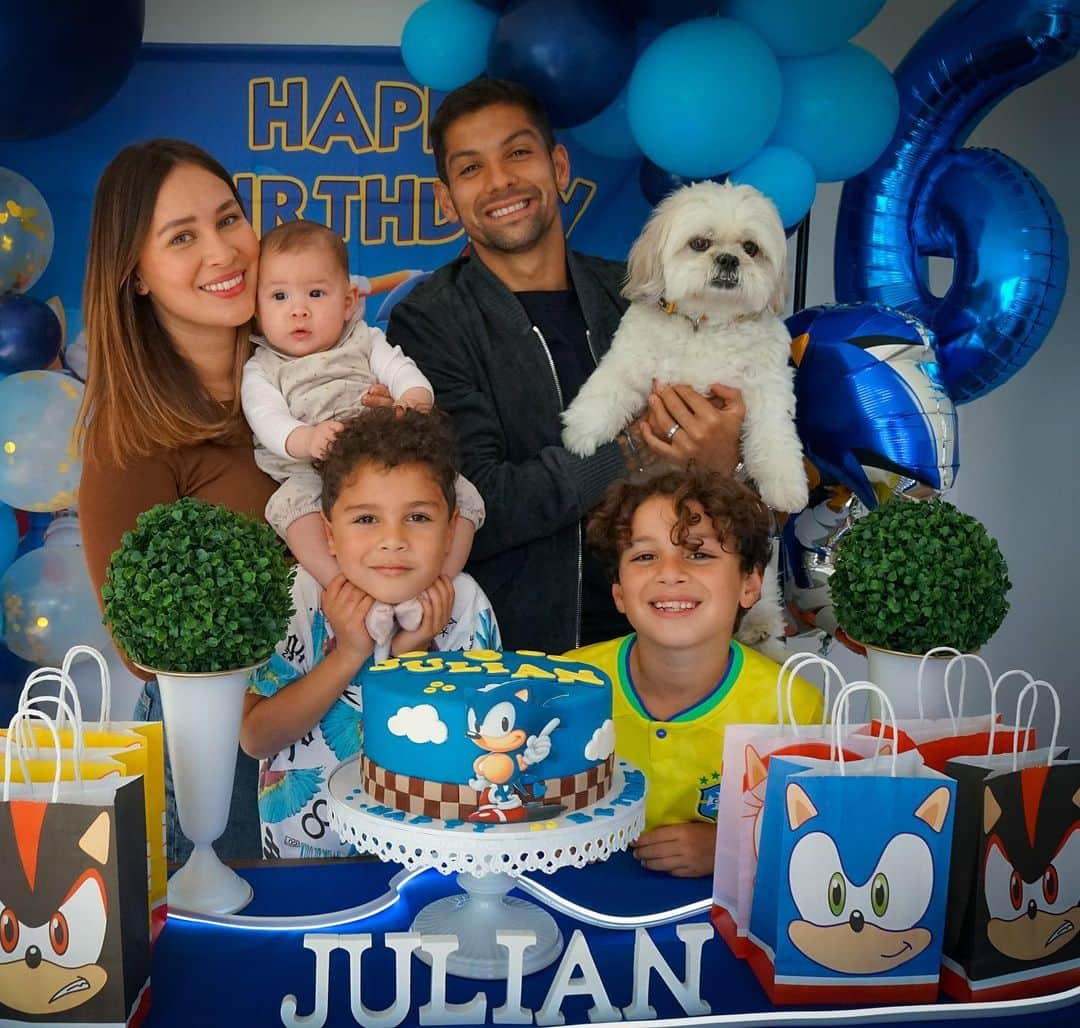 クリスチャン・ガンボアのインスタグラム：「Julian is 6!!! #geburstagparty🎂 #6 #party  Decoration 🎉 @tacomarte  🎂 @cake_and_more_duesseldorf   🏰 @verleihhai」