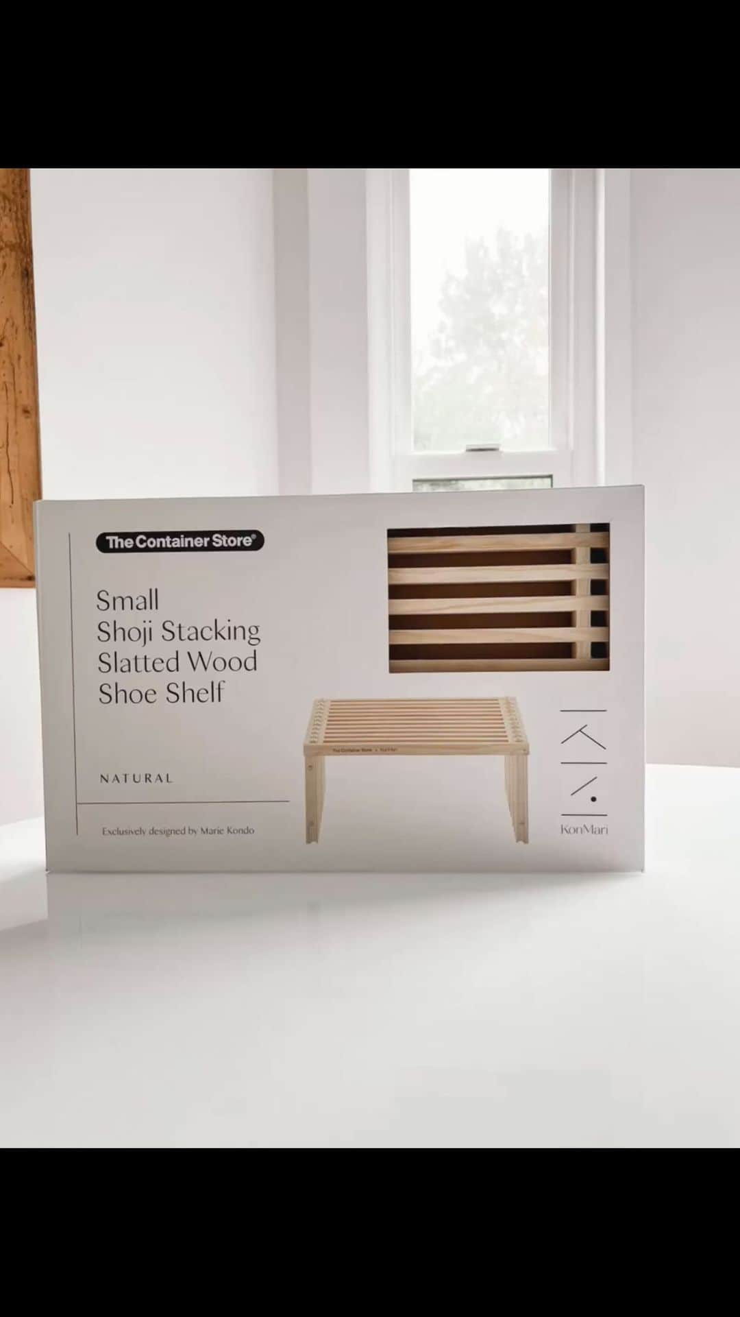 近藤麻理恵のインスタグラム：「Tidying up your home doesn’t need to be a big task...you can start with something small and still spark joy! Just look at how @kianadunn used the Small Shoki Stacking Slatted Wood Shoe Shelf from @thecontainerstore to create these beautiful transformations. 👏」