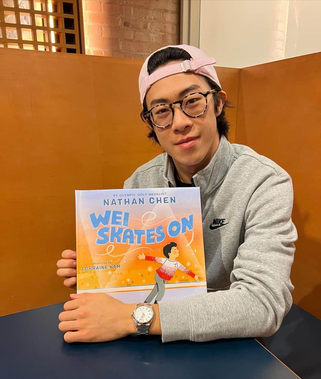 ネイサン・チェンのインスタグラム：「It’s real! I’m so excited to share that my picture book #WeiSkatesOn is now available to preorder! The book is illustrated by the incredibly talented @lorrainenam, who really brought this story to life.   Wei Skates On is about finding the joy in sports, no matter the outcome. This book means so much because it captures everything that makes skating so special to me — the freedom I feel on the ice, the ways it's strengthened my relationship with my mom, the people it's brought into my life. I hope it inspires you to hang on to the joy in whatever you do, too.   The book will officially be out in the world on February 21, 2023. The link to preorder is in my bio!」