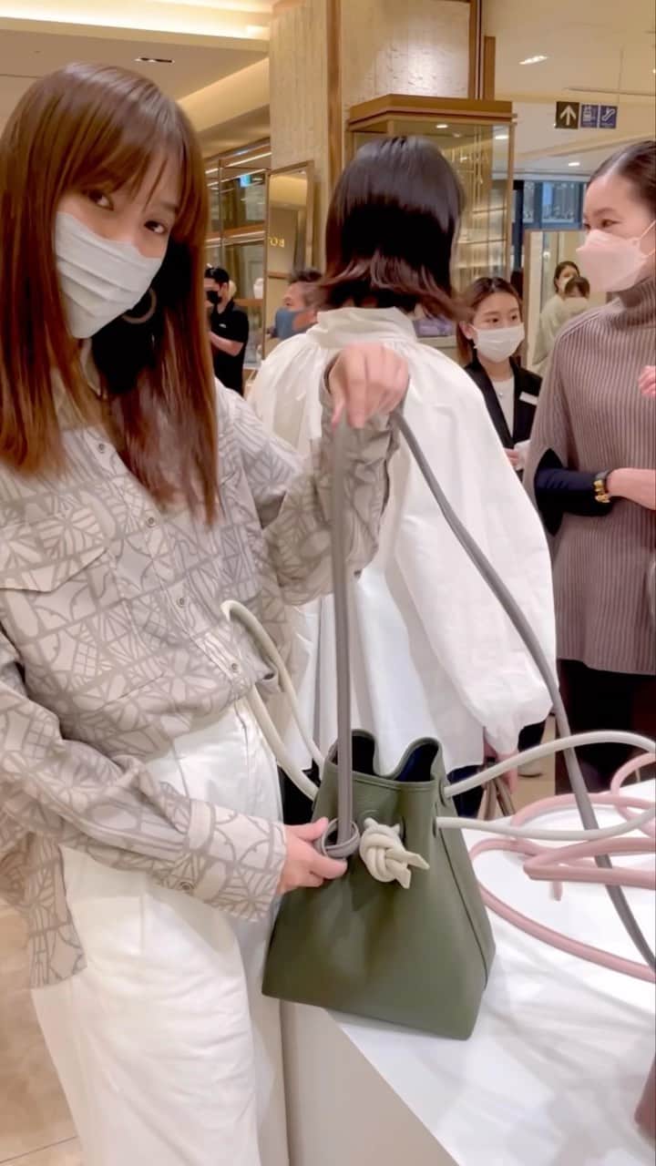 紺野ゆりのインスタグラム：「@vasic_japan 10月19日〜25日　 銀座三越　1階　GINZAステージ 【POPUP】 VASICのアイコンbag「Bond」をご購入いただいた方にはBondのコードをプラス1本プレゼントしてもらえるのでこの機会に是非行ってみてね👜  #銀座三越#VASIC#VASICbond」