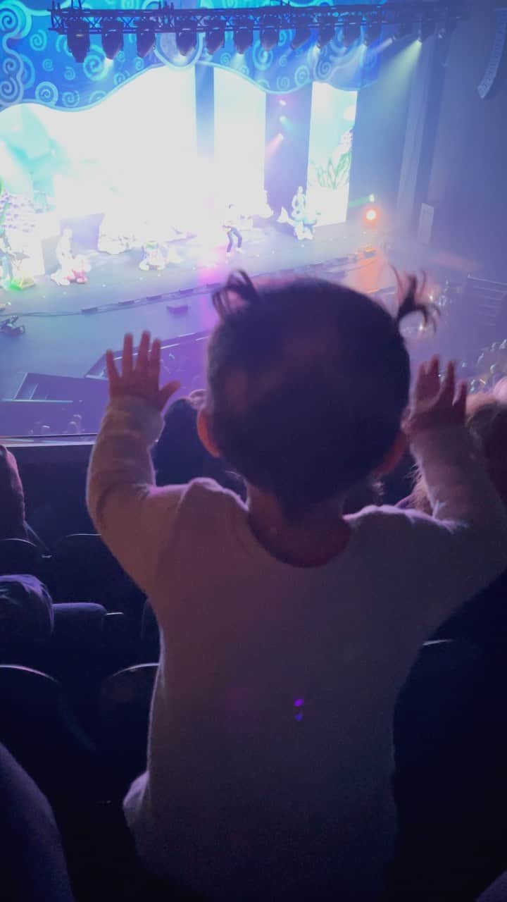 ギャビー・バレットのインスタグラム：「Baylah had so much fun at the @bluesclueslive show 💙 thank y’all for the tickets & having us meet Blue! 🐾」