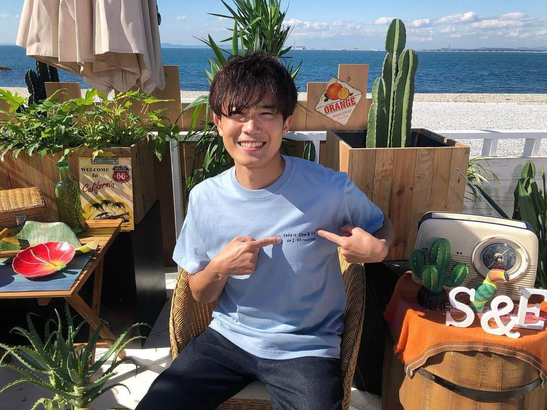 川島壮雄のインスタグラム：「今週は！ ☀️『スロイジ チルアウト WEEK』☀️ • • • 可愛いテスのイラストが入った 『番組オリジナルTシャツ』のプレゼントもあります🎁 • • • 詳しくは公式Twitterをご確認下さい✨ • • • #スロイジ #チル #チルアウト #テス  #2時45分からはスローでイージーなルーティーンで  #関西テレビ #カンテレ  #生まれて初めてのサングラス」