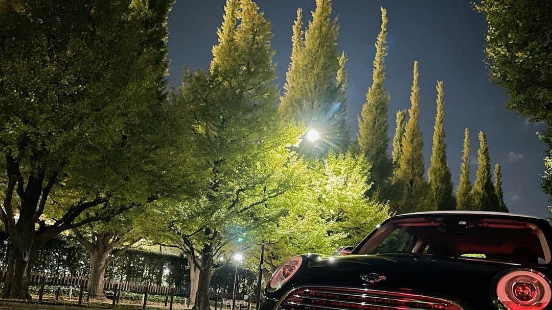 のインスタグラム：「本日、全塗装のため車屋さんにお預けになる。  全塗装と言っても、ボンネットの裏側だけは塗ることが出来ないので、ボンネットを開けた時に一番ギョッとしない黒ボディを車屋さんが選んでくれたんだけど、 乗ってみたかったカラーリングのひとつでもありました。  約4ヶ月黒を楽しんだよ、愛車ちゃんありがとう。 戻ってきたら、またいろんな所に行こうね。  #minicooperd」