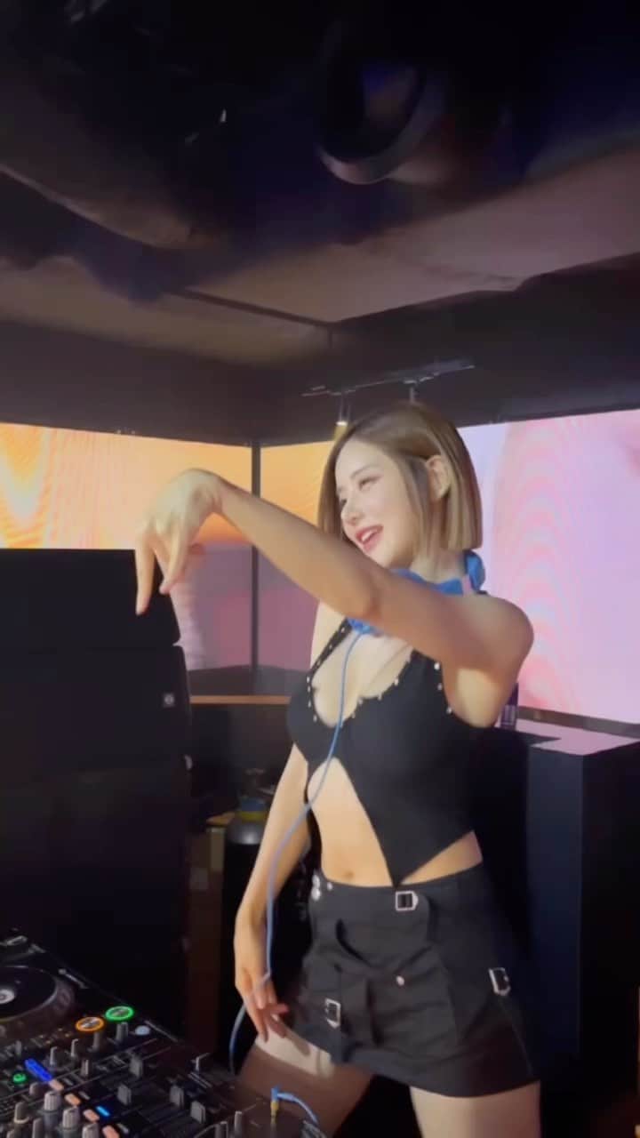Dj Sodaのインスタグラム：「Hi Malaysia, I’m coming for you! I will be having a tour in Malaysia, JB-Melaka-Subang 😻  I can‘t wait to see everyone, so come party with me in your cities! ❤️‍🔥  🌹21st Oct: Park-In Johor Bahru 🌹22nd Oct: Arena Melaka 🌹23rd Oct: Park-In Subang」