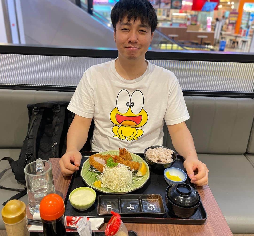 たぐぢエンターテイメントのインスタグラム：「日本食LOVEです。 とんかつのタレに豆板醤入ってたので塩で頂きました。 65点」