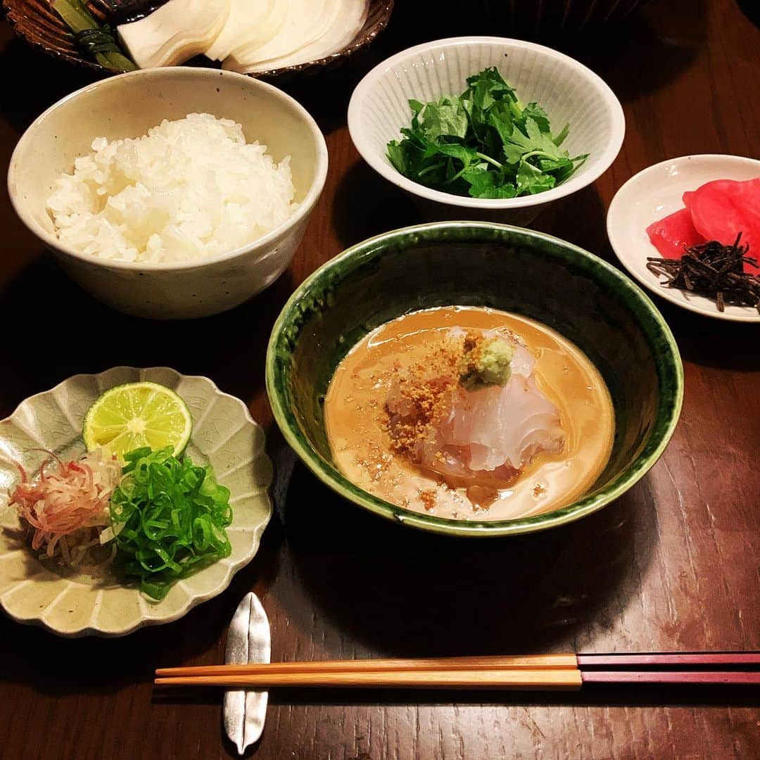 志摩有子さんのインスタグラム写真 - (志摩有子Instagram)「今夜は鯛茶漬け。練りごまでタレを作ってお刺身を切るだけ。忙しい時のとっておきメニュー。これならみんな大喜び。炊きたての新米のお代わりが止まらない。最後はお出しをかけて。  #鯛茶漬け #ありこだしレシピ @ariko_dashi_」10月20日 22時26分 - ariko418