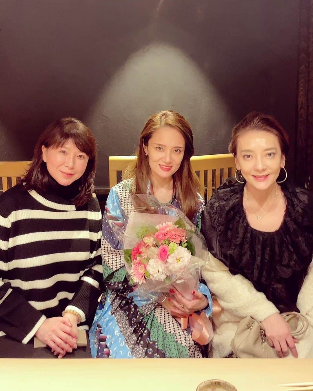 西川史子のインスタグラム：「あいちゃんのお誕生日だったので、3人でお寿司食べました！ 楽しい話を沢山して、やっぱり安定の3人だなと確信して寒い夜が暖かくなりました😊 病気から1年3ヶ月。必死に支えてくれた2人に感謝です。 お寿司を美味しく頂けるまでに、回復しました！ #誕生日おめでとう」