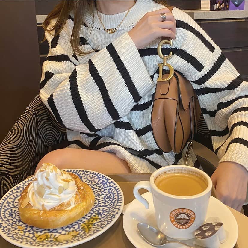 のインスタグラム：「・ ☕️🤍 #ボーダーニット#hm #dior #diorbag #diorsaddlebag #celine #celinebyhedislimane #celineaccessories」