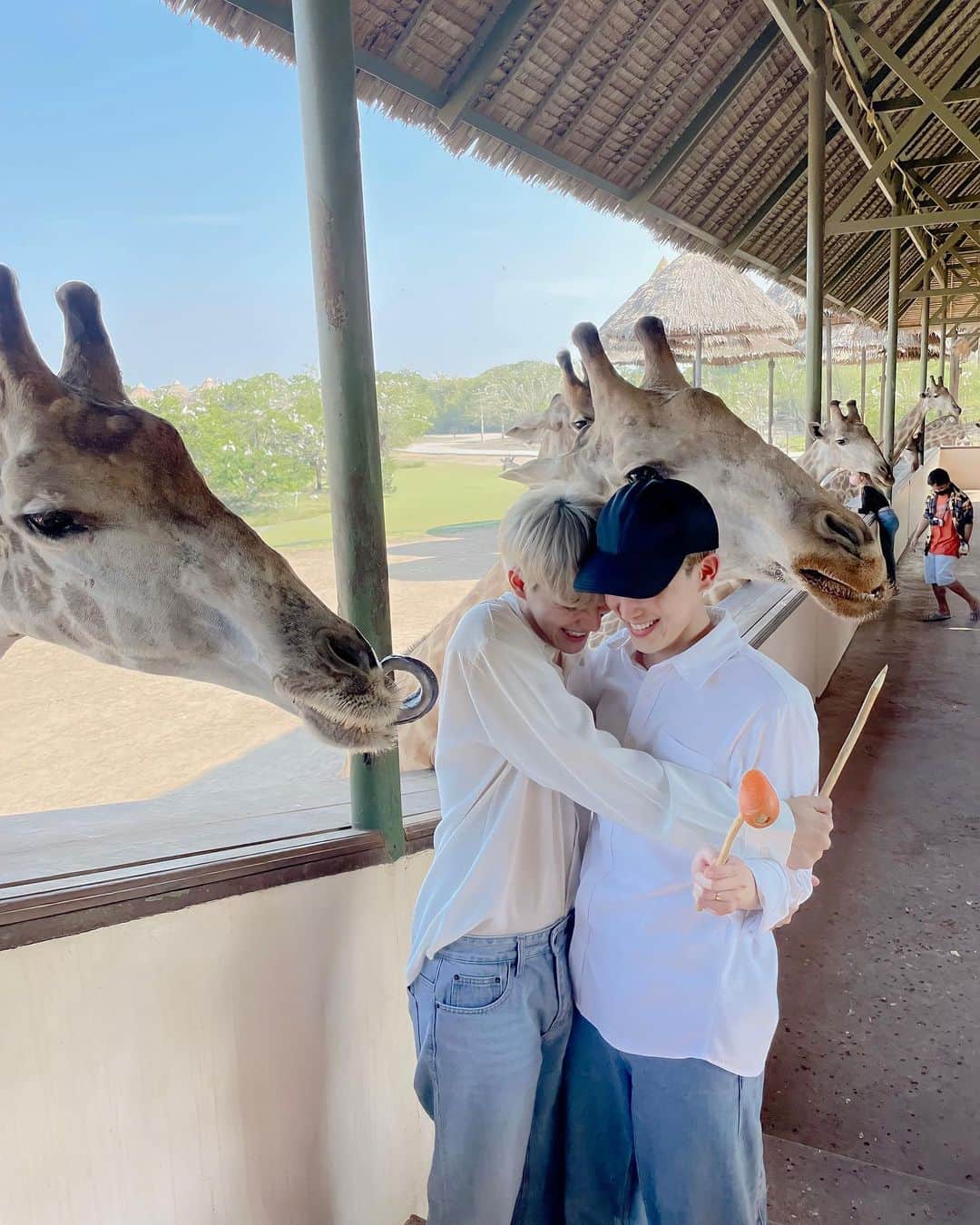 のインスタグラム：「Help me!! น้องน่ารัก แต่น้องบุกรุกแรงอ่าา😂🦒」