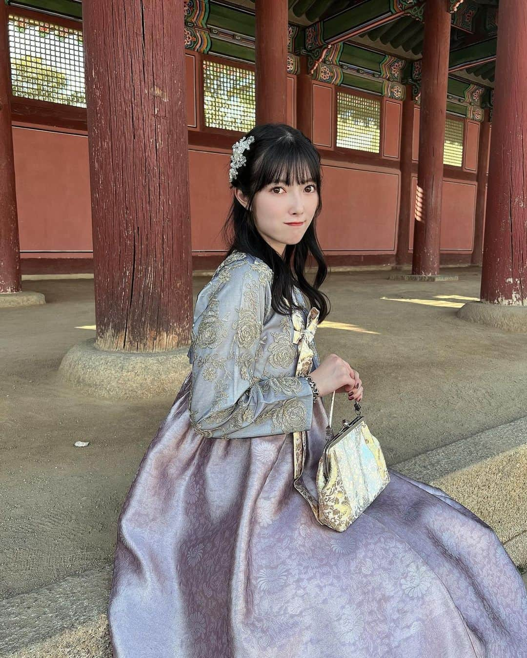 日下部美愛さんのインスタグラム写真 - (日下部美愛Instagram)「韓国旅行⁡投稿🇰🇷 ⁡ チマチョゴリ！着てみました！！ どうでしょうか 韓国っぽいよね(それはそう) レンタルのお姉さんが優しくてお話するのが楽しかったです🤭 チマチョゴリ写真撮りすぎてまだまだあるので、写真なくて困ってる時とかまた載せるかも〜！ ⁡ ⁡ #selfie #黒髪 #黒髪ロング  #動漫 #粉我 #角色扮演 扮演 #时装 #时装模特 #自拍 #animegirl #instagood #followforfollowback #japan  #idol #followme  #한국여행 #일본 #韓国旅行 #치마저고리#韓国ファッション #한복 #チマチョゴリ」10月20日 21時38分 - miakusakabe_official