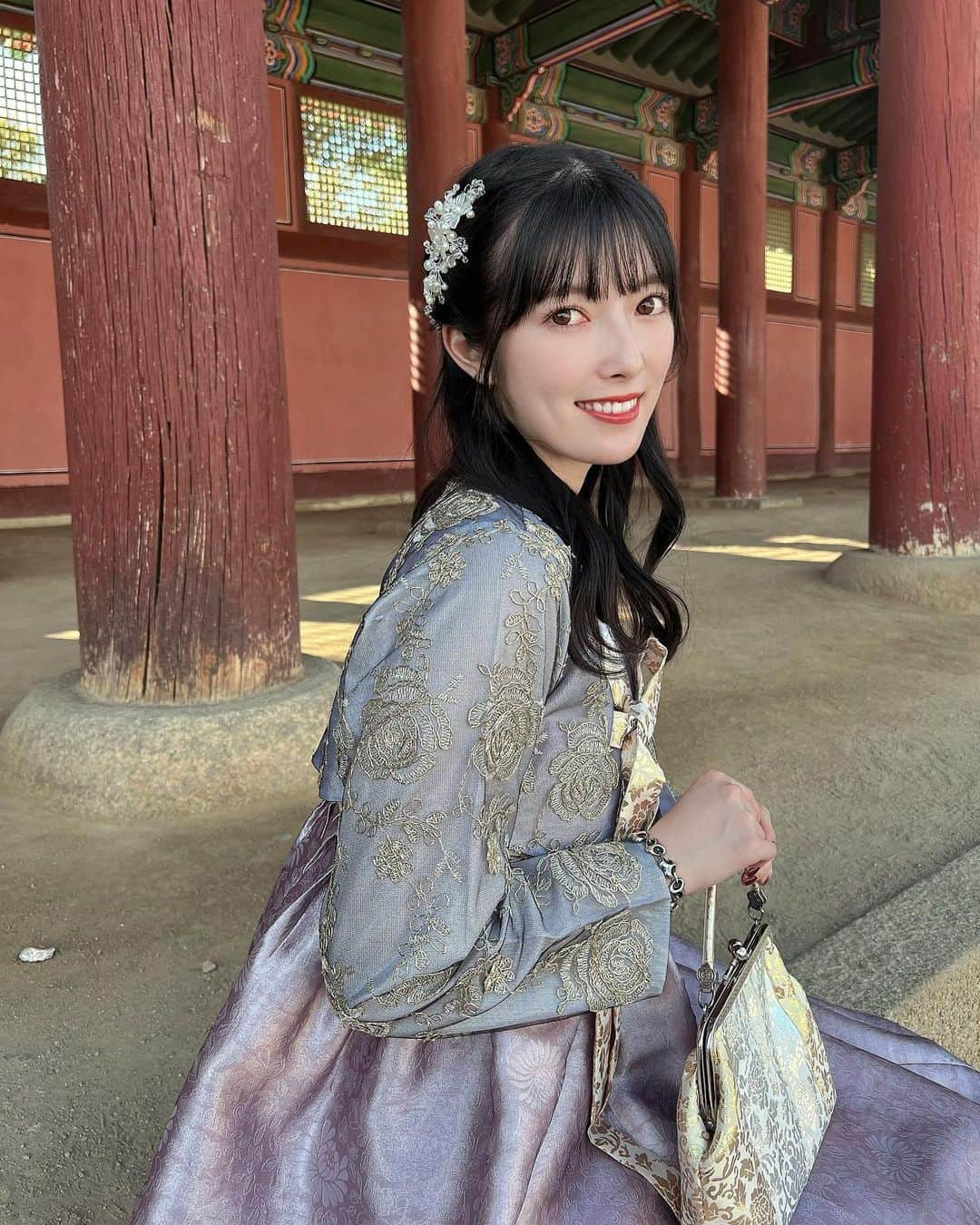 日下部美愛さんのインスタグラム写真 - (日下部美愛Instagram)「韓国旅行⁡投稿🇰🇷 ⁡ チマチョゴリ！着てみました！！ どうでしょうか 韓国っぽいよね(それはそう) レンタルのお姉さんが優しくてお話するのが楽しかったです🤭 チマチョゴリ写真撮りすぎてまだまだあるので、写真なくて困ってる時とかまた載せるかも〜！ ⁡ ⁡ #selfie #黒髪 #黒髪ロング  #動漫 #粉我 #角色扮演 扮演 #时装 #时装模特 #自拍 #animegirl #instagood #followforfollowback #japan  #idol #followme  #한국여행 #일본 #韓国旅行 #치마저고리#韓国ファッション #한복 #チマチョゴリ」10月20日 21時38分 - miakusakabe_official