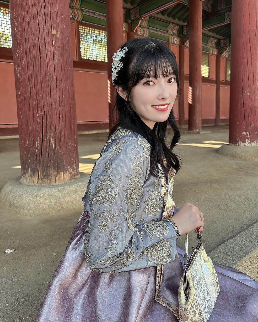 日下部美愛のインスタグラム：「韓国旅行⁡投稿🇰🇷 ⁡ チマチョゴリ！着てみました！！ どうでしょうか 韓国っぽいよね(それはそう) レンタルのお姉さんが優しくてお話するのが楽しかったです🤭 チマチョゴリ写真撮りすぎてまだまだあるので、写真なくて困ってる時とかまた載せるかも〜！ ⁡ ⁡ #selfie #黒髪 #黒髪ロング  #動漫 #粉我 #角色扮演 扮演 #时装 #时装模特 #自拍 #animegirl #instagood #followforfollowback #japan  #idol #followme  #한국여행 #일본 #韓国旅行 #치마저고리#韓国ファッション #한복 #チマチョゴリ」