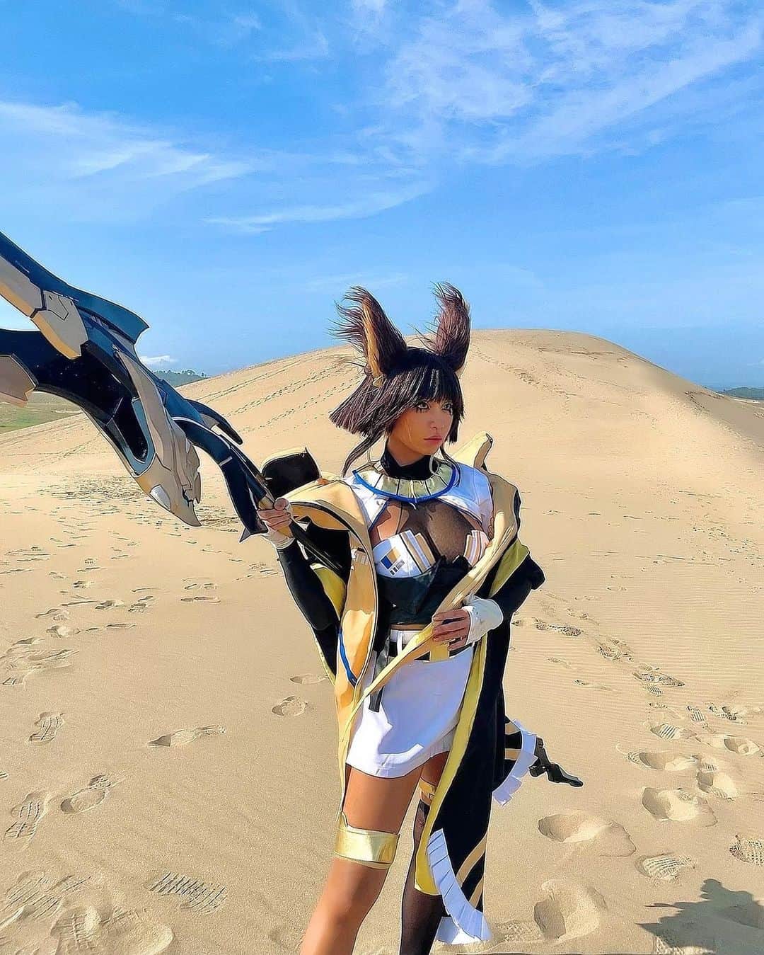 のインスタグラム：「. .  いつもとはちがう レアなコスプレショットを…📸  『Echocalypse -緋色の神約-』で ホルス役を担当させて頂きました🤎  ナズカ連盟の民から 「天性のリーダー」と評価され 神秘的なオッドアイを持つ女王ホルス🦅  砂漠でのCM撮影は ほんっっとに大変だったけど 頑張ったのでぜひ見てください🤎  本日からゲームリリースされたので ゲームの世界で会いましょう🤎  たくさん遊んで わたしをGETしてください🦅🤎  . . #japanesegirl #コスプレ  #エコカリ#ケモノ娘」