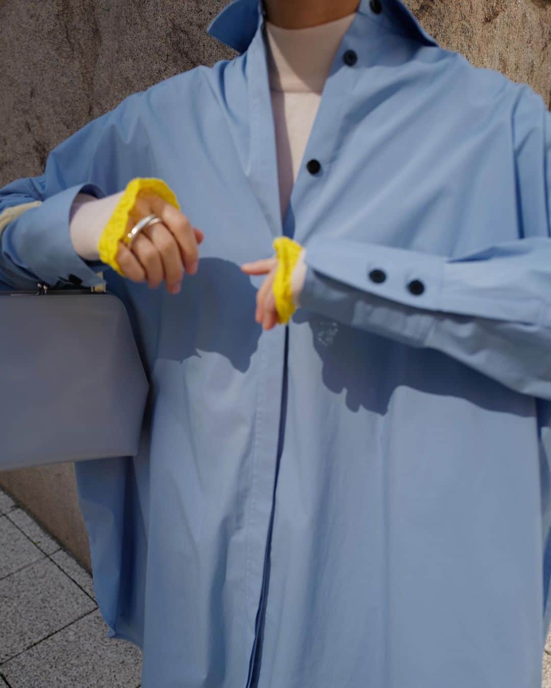 正中雅子のインスタグラム：「🍋🧶  インナーに忍ばせたのは、メリノウール100%で作ったすんごく着心地がいい(というか着てると気持ちいい)ニット🤤🫶  シャツの袖からチラリしている強撚糸でレース編みで仕上げてもらったポイント🍋  ハイネックなのでタートル苦手な方も🙆‍♀️  ボディもタイトすぎなくて気負いなく着てもらえます！  このカラー合わせが個人的にサンプル時から好き🤤  10/25 tue 14:00 start-  #MACHATT #masaco服」