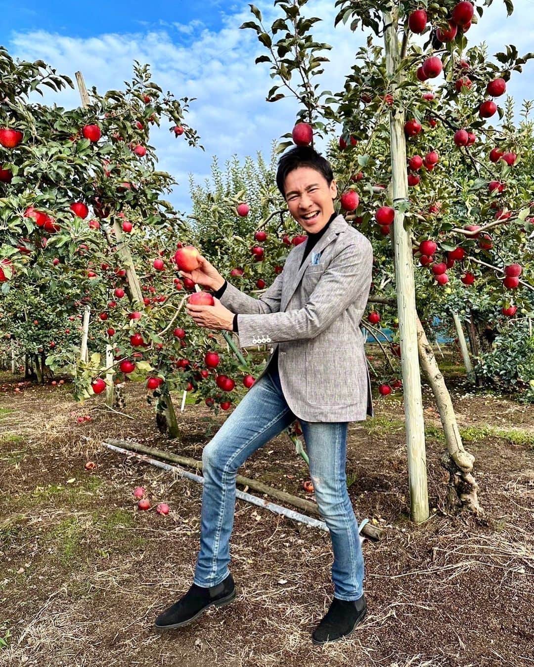 郷ひろみさんのインスタグラム写真 - (郷ひろみInstagram)「リンゴを持つと、『林檎殺人事件』をやりたくなるんだよね、ボク。  #郷ひろみ#hiromigo#林檎殺人事件」10月20日 21時49分 - hiromigo_official