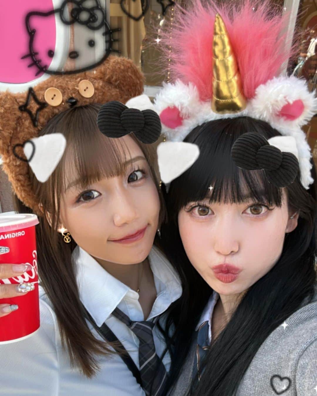柚月瀬那のインスタグラム：「JKといえば可愛い加工やろ〜思って、キラキラキティちゃんフィルターつけてみた1枚目🎀 けど、やっぱり24歳オバやしそれ以外はノーマルカメラでやらせてもろて。 ユニバ新鮮やった〜⭐︎ハプニングとかもさら姉とやったら楽しいし、ずっと笑ってたからストレスフリーすぎて次の日お肌調子よかったすぎょい✨  #usj #ユニバ　#制服　#制服コスプレ」