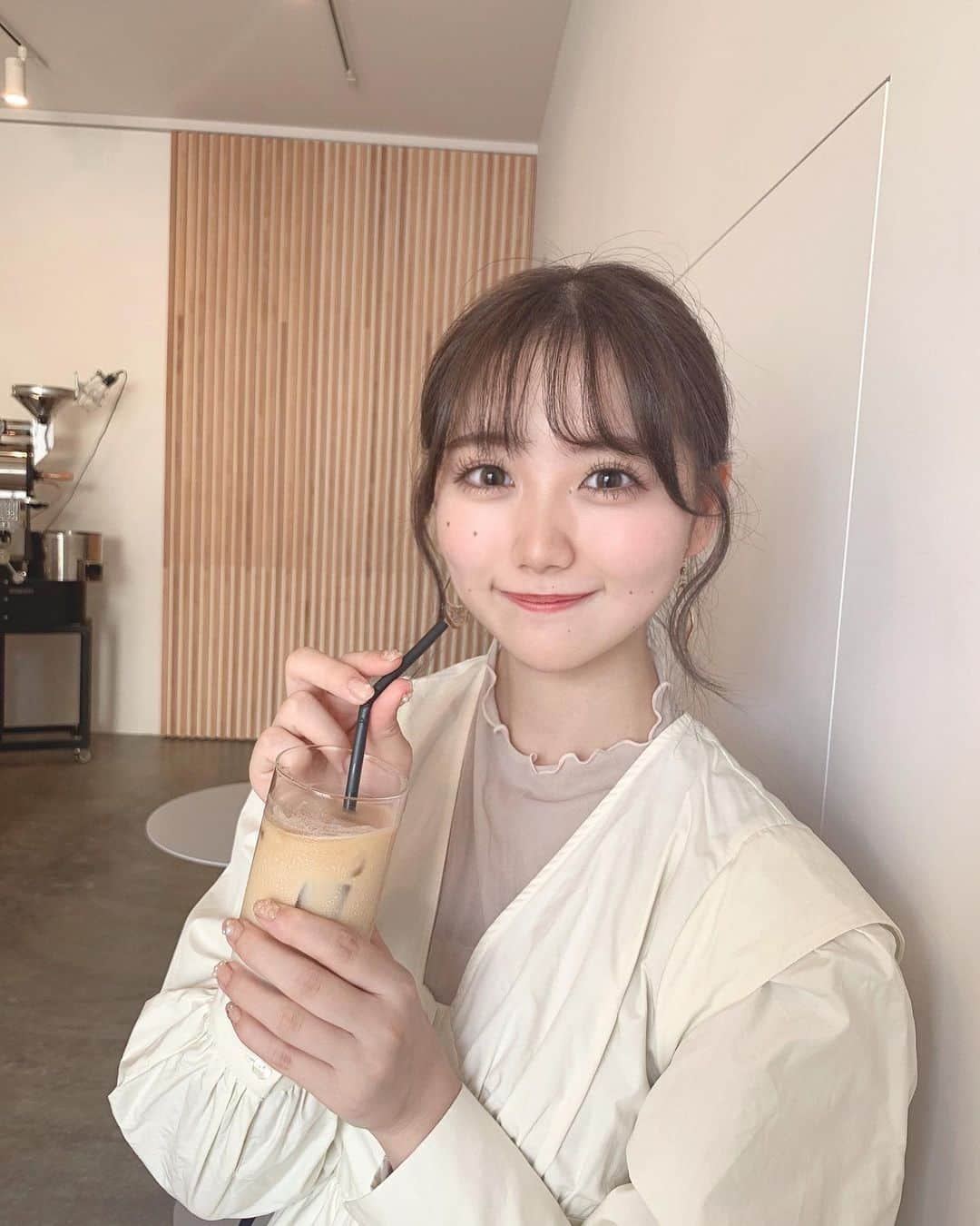 小熊倫実さんのインスタグラム写真 - (小熊倫実Instagram)「🌿🌿🌿 ⁡ 📍 COFFEE CITEN ⁡ 𓏸  黒糖ラムチーズケーキ 𓏸  ラテ ( ice ) ⁡ ずっと気になっていた 9月にオープンしたての 新津カフェ☕️💐 ⁡ チーズケーキ好きとして ずっと食べたいと思っていた 念願の黒糖ラムチーズケーキ🧀🫶🏻 ⁡ 濃厚で後からほんのりラムの味がして 忘れられない味､､美味しすぎた､､🤤💭 幸 ⁡ 席も選ばせて頂けて 1階と2階でまた雰囲気が違くて どっちもおしゃれで素敵な空間で 今度は2階でも食べてみたい 🪑🌿 ⁡ #新潟カフェ #新津カフェ #coffeeciten #チーズケーキ #新潟スイーツ部 #🧀 #🌿 #🪑」10月20日 22時07分 - tsugumi_oguma2929