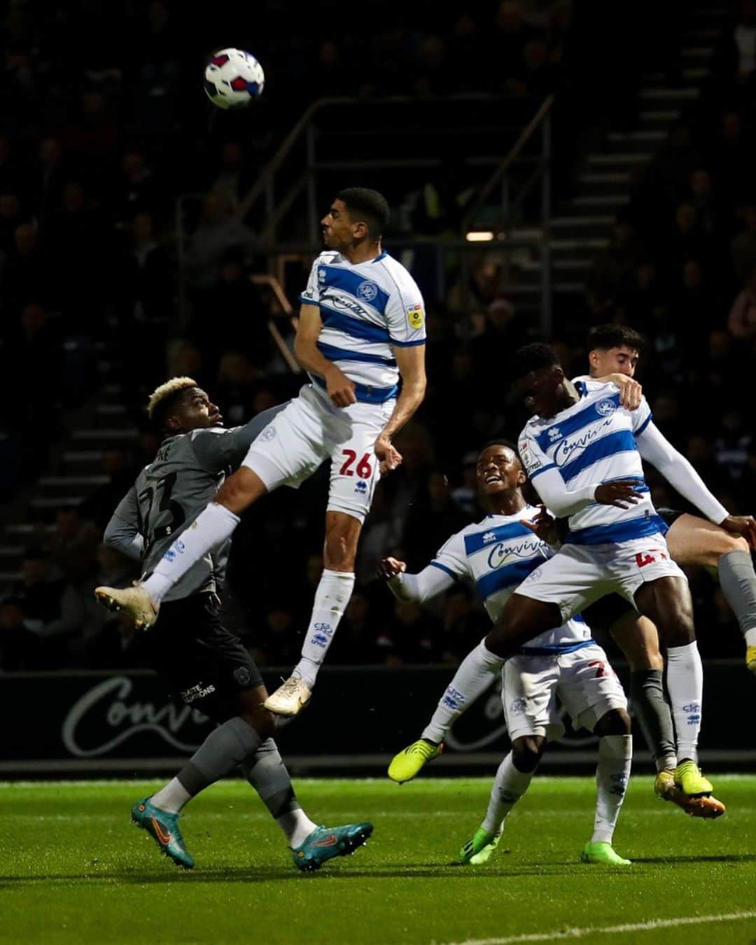 レオン・バログンさんのインスタグラム写真 - (レオン・バログンInstagram)「Exactly the reaction we needed and you R’s deserved at Loftus Road! Great team performance, strong result and a clean sheet!」10月20日 22時17分 - leonbalogun